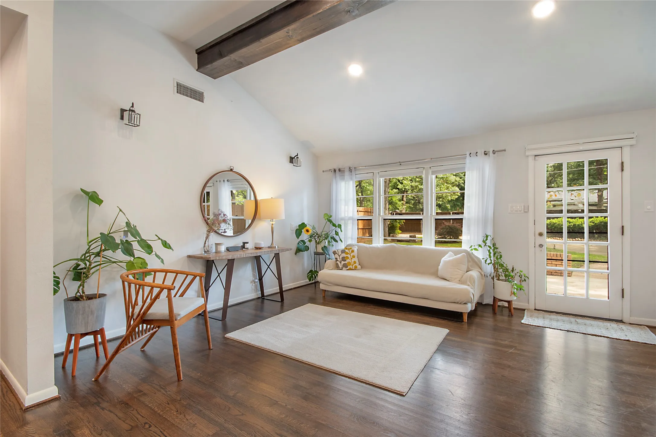 Single Family Residence For Rent in Tarrant County , 1200 Barker Street, Arlington, Texas 76012, 3 Bedroom, 2 Bathroom, 2 Garage spaces, 1,582 Sqft, built in 1956, mls#21331197, Real Estate Agent in Arlington, Homes For Rent in Tarrant county, Homes For Rent in Arlington, Realtor in Arlington Texas, Real Estate Brokerage Independent Realty Texas, Luminita Cordes Realtor