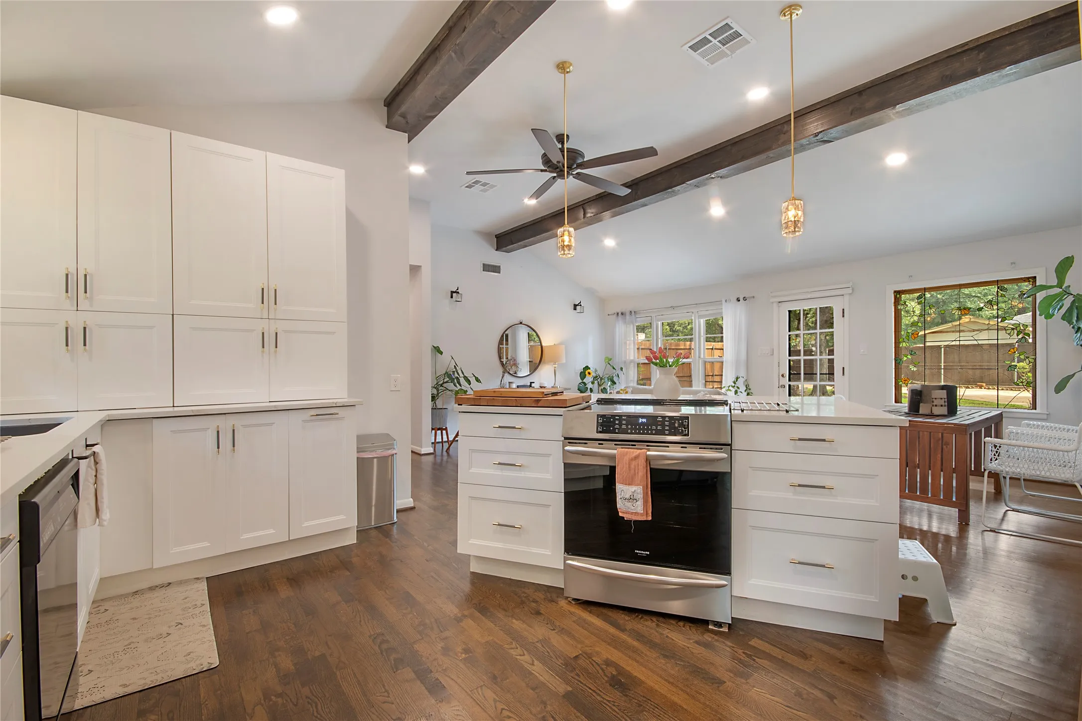 Single Family Residence For Rent in Tarrant County , 1200 Barker Street, Arlington, Texas 76012, 3 Bedroom, 2 Bathroom, 2 Garage spaces, 1,582 Sqft, built in 1956, mls#21331197, Real Estate Agent in Arlington, Homes For Rent in Tarrant county, Homes For Rent in Arlington, Realtor in Arlington Texas, Real Estate Brokerage Independent Realty Texas, Luminita Cordes Realtor