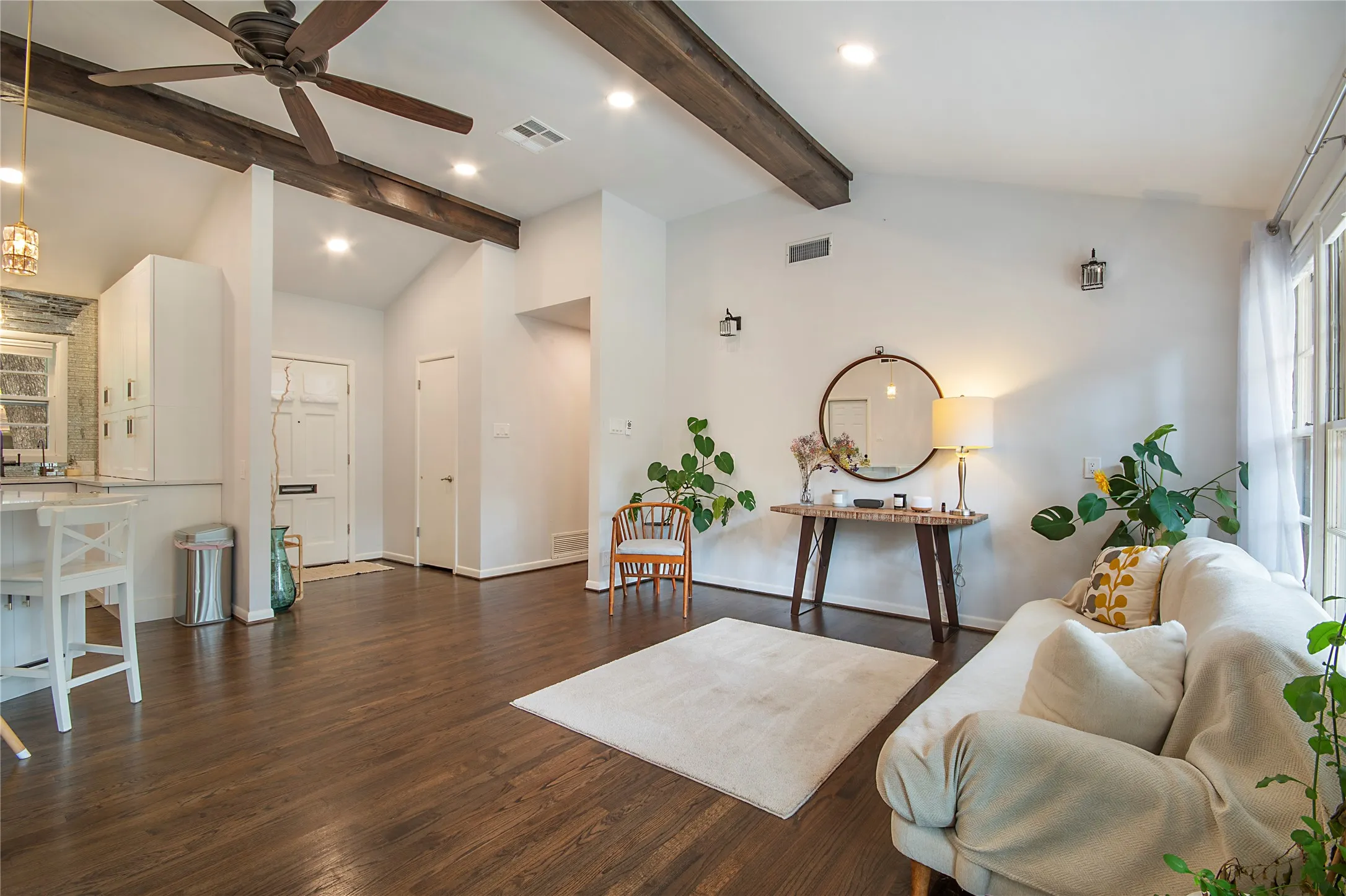Single Family Residence For Rent in Tarrant County , 1200 Barker Street, Arlington, Texas 76012, 3 Bedroom, 2 Bathroom, 2 Garage spaces, 1,582 Sqft, built in 1956, mls#21331197, Real Estate Agent in Arlington, Homes For Rent in Tarrant county, Homes For Rent in Arlington, Realtor in Arlington Texas, Real Estate Brokerage Independent Realty Texas, Luminita Cordes Realtor