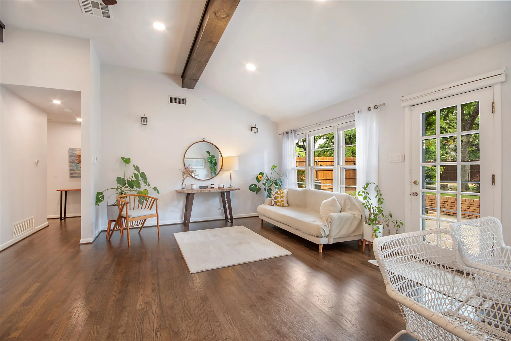 Single Family Residence For Rent in Tarrant County , 1200 Barker Street, Arlington, Texas 76012, 3 Bedroom, 2 Bathroom, 2 Garage spaces, 1,582 Sqft, built in 1956, mls#21331197, Real Estate Agent in Arlington, Homes For Rent in Tarrant county, Homes For Rent in Arlington, Realtor in Arlington Texas, Real Estate Brokerage Independent Realty Texas, Luminita Cordes Realtor