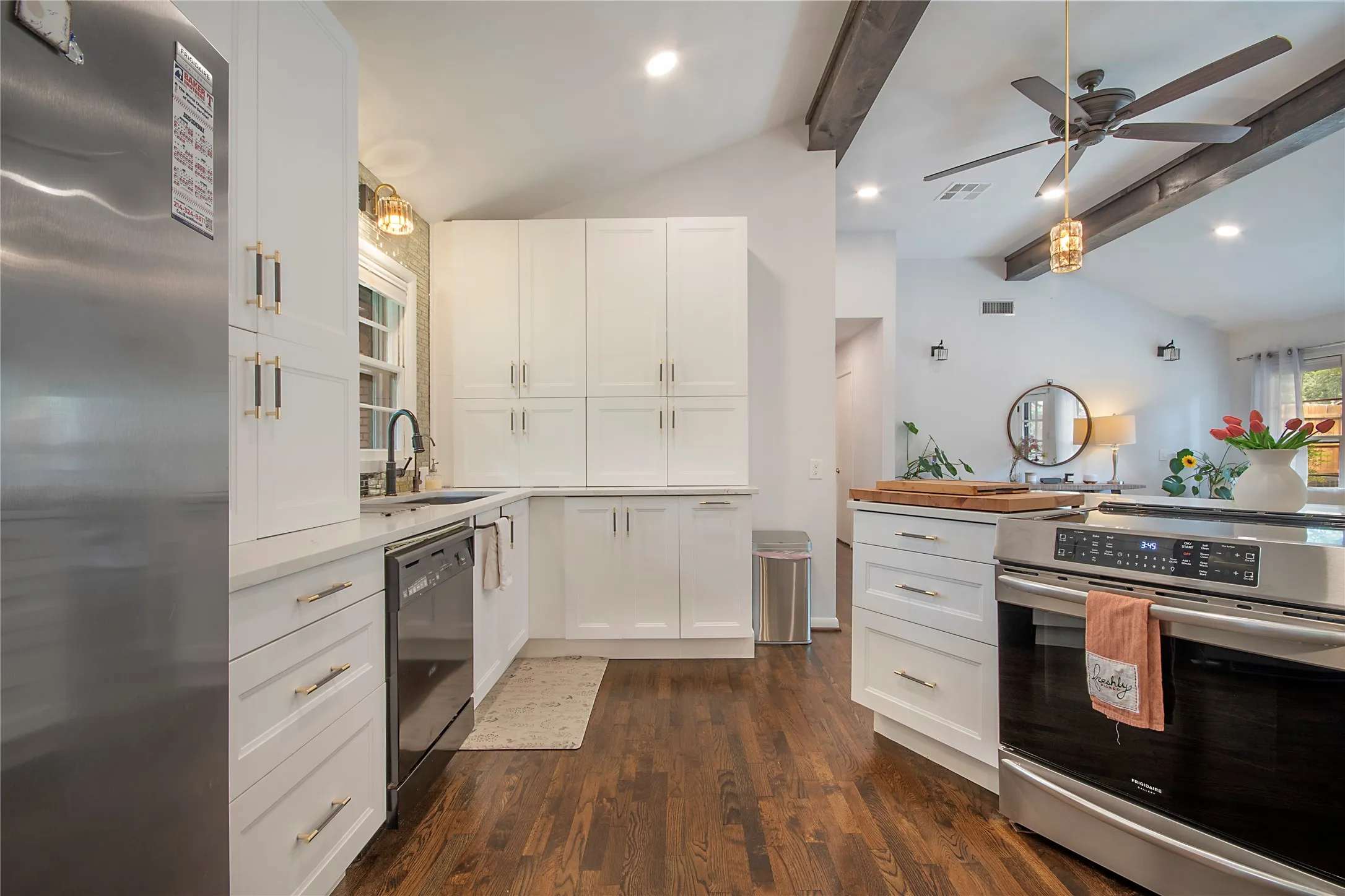 Single Family Residence For Rent in Tarrant County , 1200 Barker Street, Arlington, Texas 76012, 3 Bedroom, 2 Bathroom, 2 Garage spaces, 1,582 Sqft, built in 1956, mls#21331197, Real Estate Agent in Arlington, Homes For Rent in Tarrant county, Homes For Rent in Arlington, Realtor in Arlington Texas, Real Estate Brokerage Independent Realty Texas, Luminita Cordes Realtor