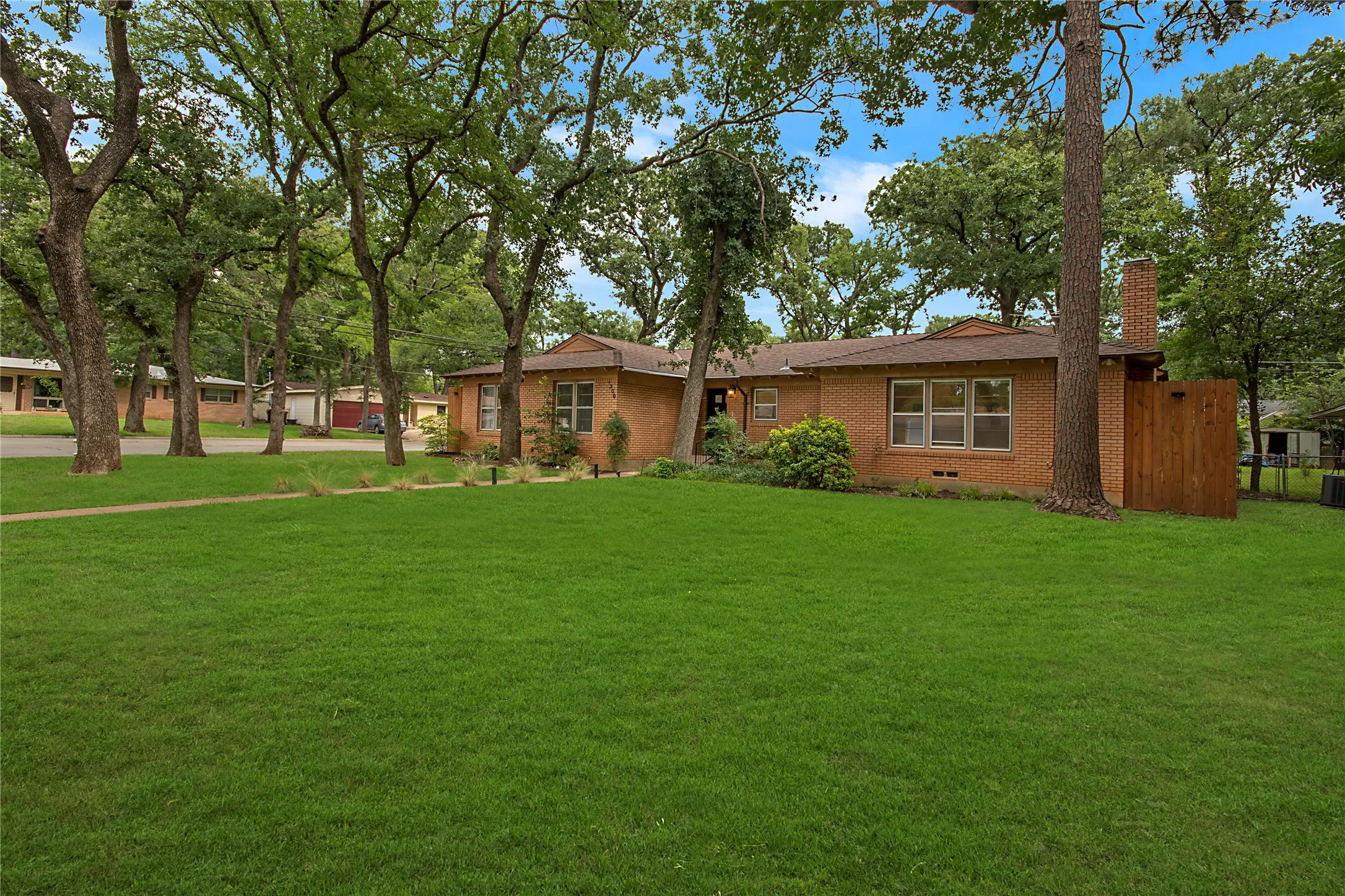 Single Family Residence For Rent in Tarrant County , 1200 Barker Street, Arlington, Texas 76012, 3 Bedroom, 2 Bathroom, 2 Garage spaces, 1,582 Sqft, built in 1956, mls#21331197, Real Estate Agent in Arlington, Homes For Rent in Tarrant county, Homes For Rent in Arlington, Realtor in Arlington Texas, Real Estate Brokerage Independent Realty Texas, Luminita Cordes Realtor