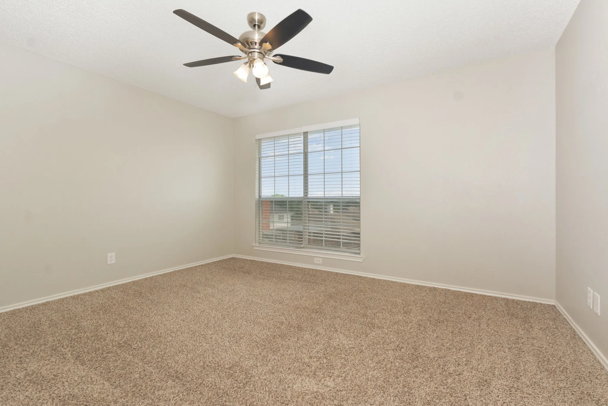 Single Family Residence For Sale in Denton County , 1305 Barclay Drive, Carrollton, Texas 75007, 4 Bedroom, 3 Bathroom, 2 Garage spaces, 2,894 Sqft, built in 1990, mls#21331201, Real Estate Agent in Carrollton, Homes For Sale in Denton county, Homes For Sale in Carrollton, Realtor in Carrollton Texas, Real Estate Brokerage Independent Realty Texas, Luminita Cordes Realtor