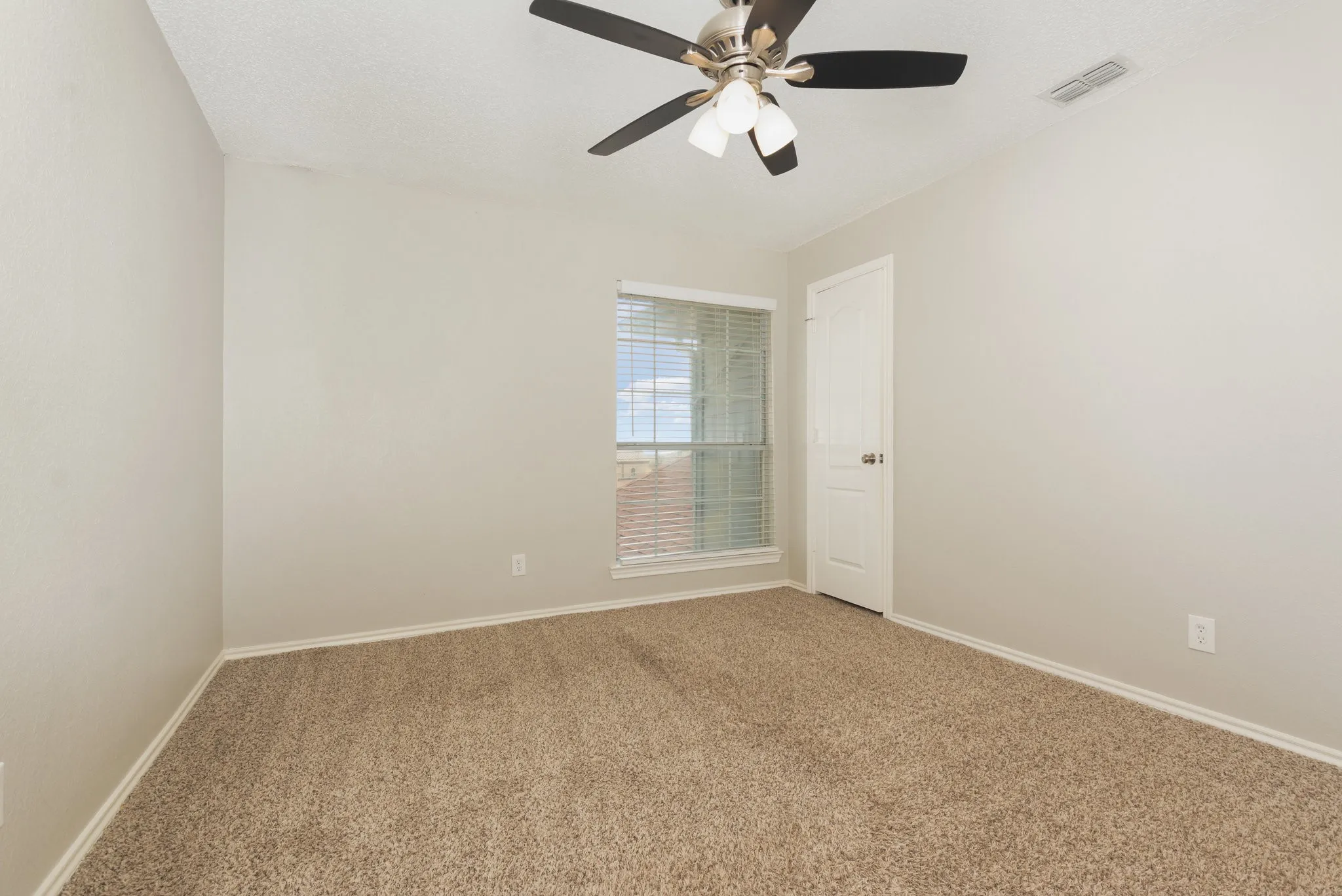Single Family Residence For Sale in Denton County , 1305 Barclay Drive, Carrollton, Texas 75007, 4 Bedroom, 3 Bathroom, 2 Garage spaces, 2,894 Sqft, built in 1990, mls#21331201, Real Estate Agent in Carrollton, Homes For Sale in Denton county, Homes For Sale in Carrollton, Realtor in Carrollton Texas, Real Estate Brokerage Independent Realty Texas, Luminita Cordes Realtor