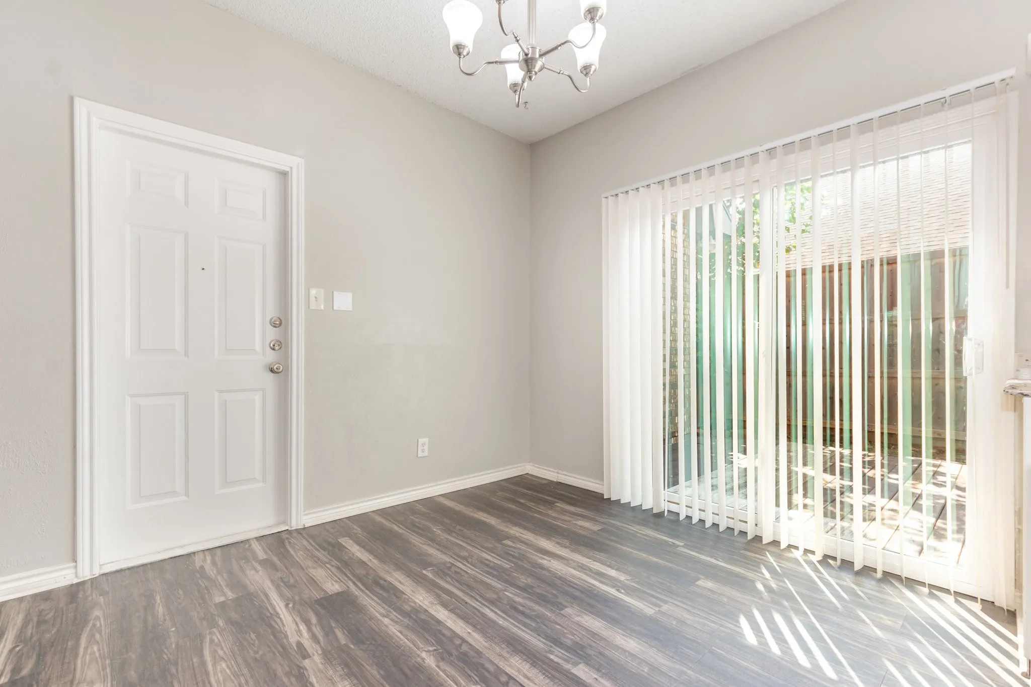Single Family Residence For Sale in Denton County , 1305 Barclay Drive, Carrollton, Texas 75007, 4 Bedroom, 3 Bathroom, 2 Garage spaces, 2,894 Sqft, built in 1990, mls#21331201, Real Estate Agent in Carrollton, Homes For Sale in Denton county, Homes For Sale in Carrollton, Realtor in Carrollton Texas, Real Estate Brokerage Independent Realty Texas, Luminita Cordes Realtor