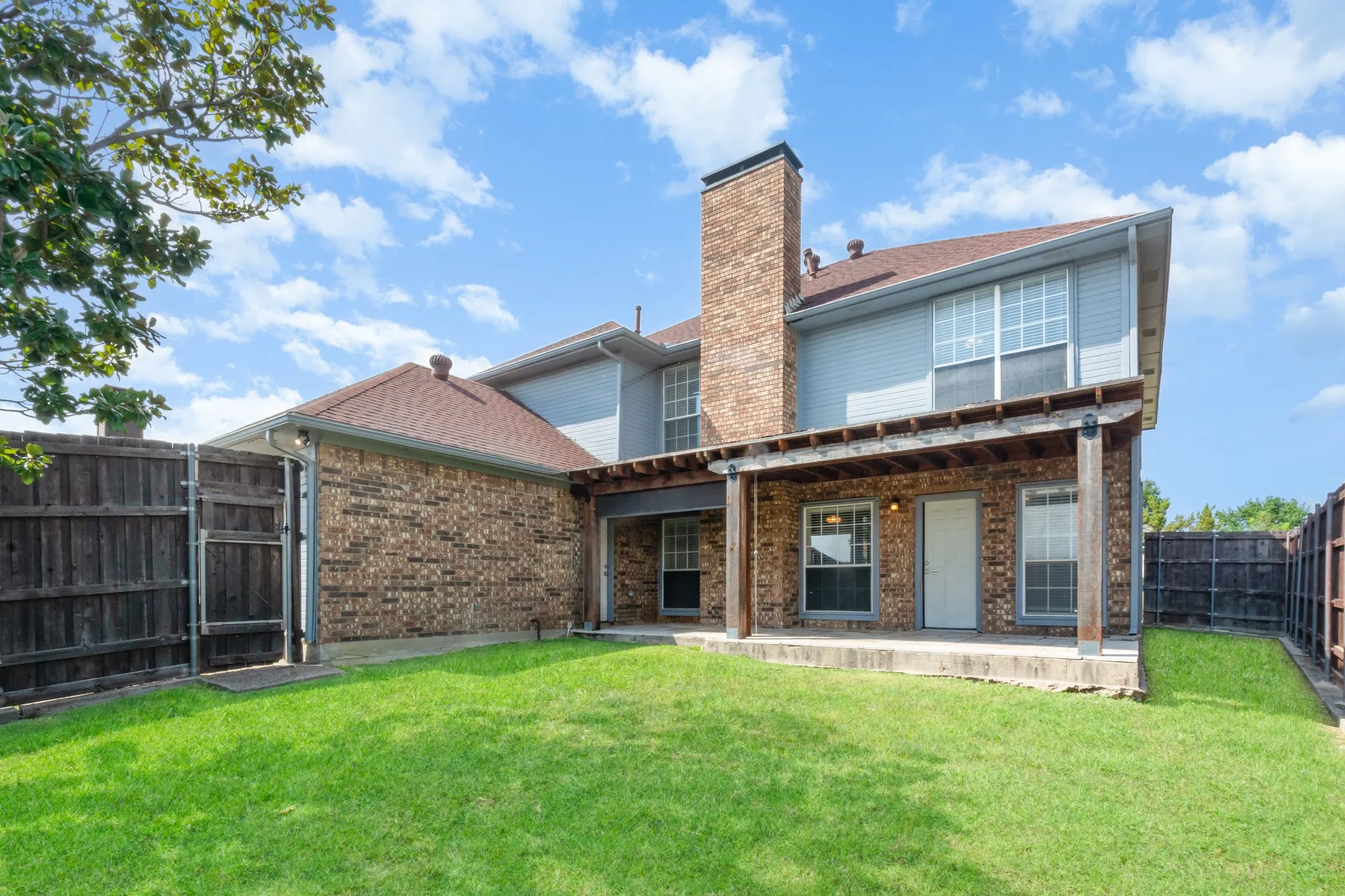 Single Family Residence For Sale in Denton County , 1305 Barclay Drive, Carrollton, Texas 75007, 4 Bedroom, 3 Bathroom, 2 Garage spaces, 2,894 Sqft, built in 1990, mls#21331201, Real Estate Agent in Carrollton, Homes For Sale in Denton county, Homes For Sale in Carrollton, Realtor in Carrollton Texas, Real Estate Brokerage Independent Realty Texas, Luminita Cordes Realtor