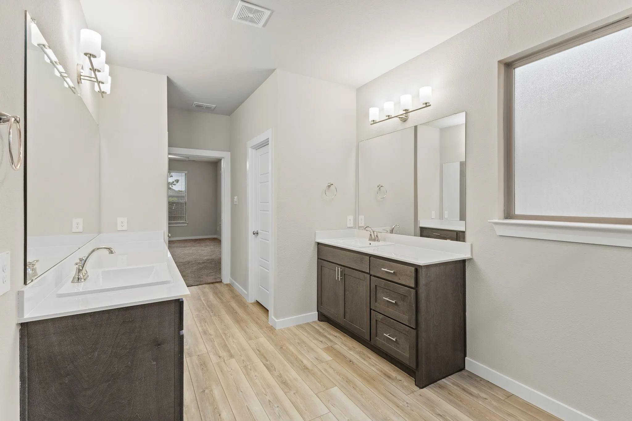 Single Family Residence For Sale in Ellis County , 652 Congressional Avenue, Red Oak, Texas 75154, 5 Bedroom, 4 Bathroom, 2 Garage spaces, 3,586 Sqft, built in 2022, mls#21331363, Real Estate Agent in Red Oak, Homes For Sale in Ellis county, Homes For Sale in Red Oak, Realtor in Red Oak Texas, Real Estate Brokerage Independent Realty Texas, Luminita Cordes Realtor