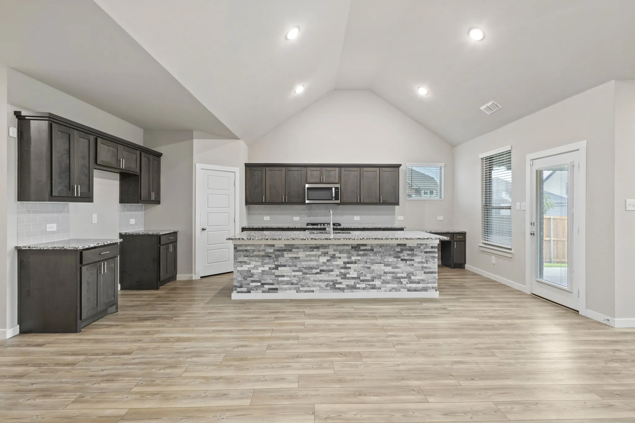 Single Family Residence For Sale in Ellis County , 652 Congressional Avenue, Red Oak, Texas 75154, 5 Bedroom, 4 Bathroom, 2 Garage spaces, 3,586 Sqft, built in 2022, mls#21331363, Real Estate Agent in Red Oak, Homes For Sale in Ellis county, Homes For Sale in Red Oak, Realtor in Red Oak Texas, Real Estate Brokerage Independent Realty Texas, Luminita Cordes Realtor