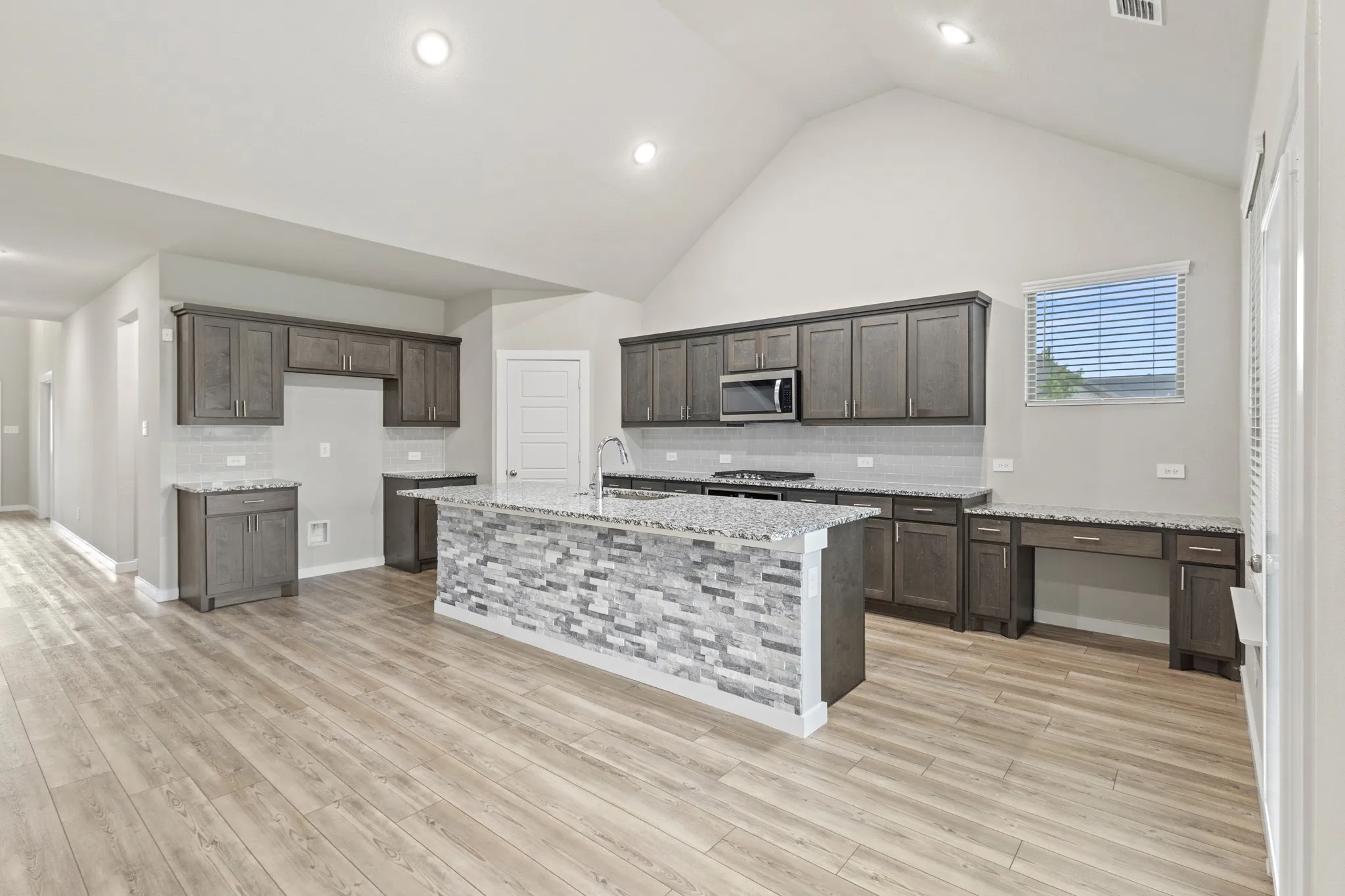 Single Family Residence For Sale in Ellis County , 652 Congressional Avenue, Red Oak, Texas 75154, 5 Bedroom, 4 Bathroom, 2 Garage spaces, 3,586 Sqft, built in 2022, mls#21331363, Real Estate Agent in Red Oak, Homes For Sale in Ellis county, Homes For Sale in Red Oak, Realtor in Red Oak Texas, Real Estate Brokerage Independent Realty Texas, Luminita Cordes Realtor