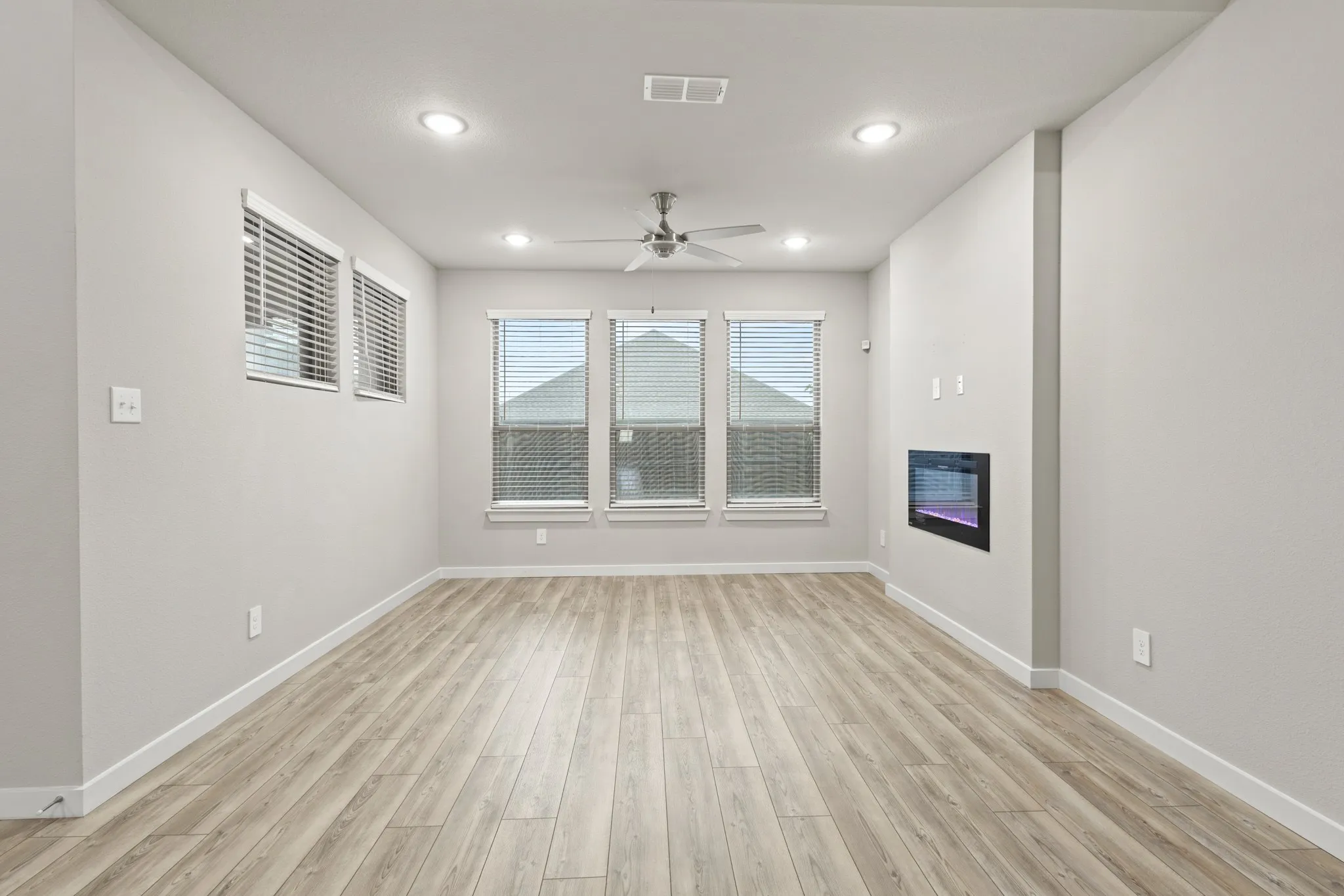 Single Family Residence For Sale in Ellis County , 652 Congressional Avenue, Red Oak, Texas 75154, 5 Bedroom, 4 Bathroom, 2 Garage spaces, 3,586 Sqft, built in 2022, mls#21331363, Real Estate Agent in Red Oak, Homes For Sale in Ellis county, Homes For Sale in Red Oak, Realtor in Red Oak Texas, Real Estate Brokerage Independent Realty Texas, Luminita Cordes Realtor