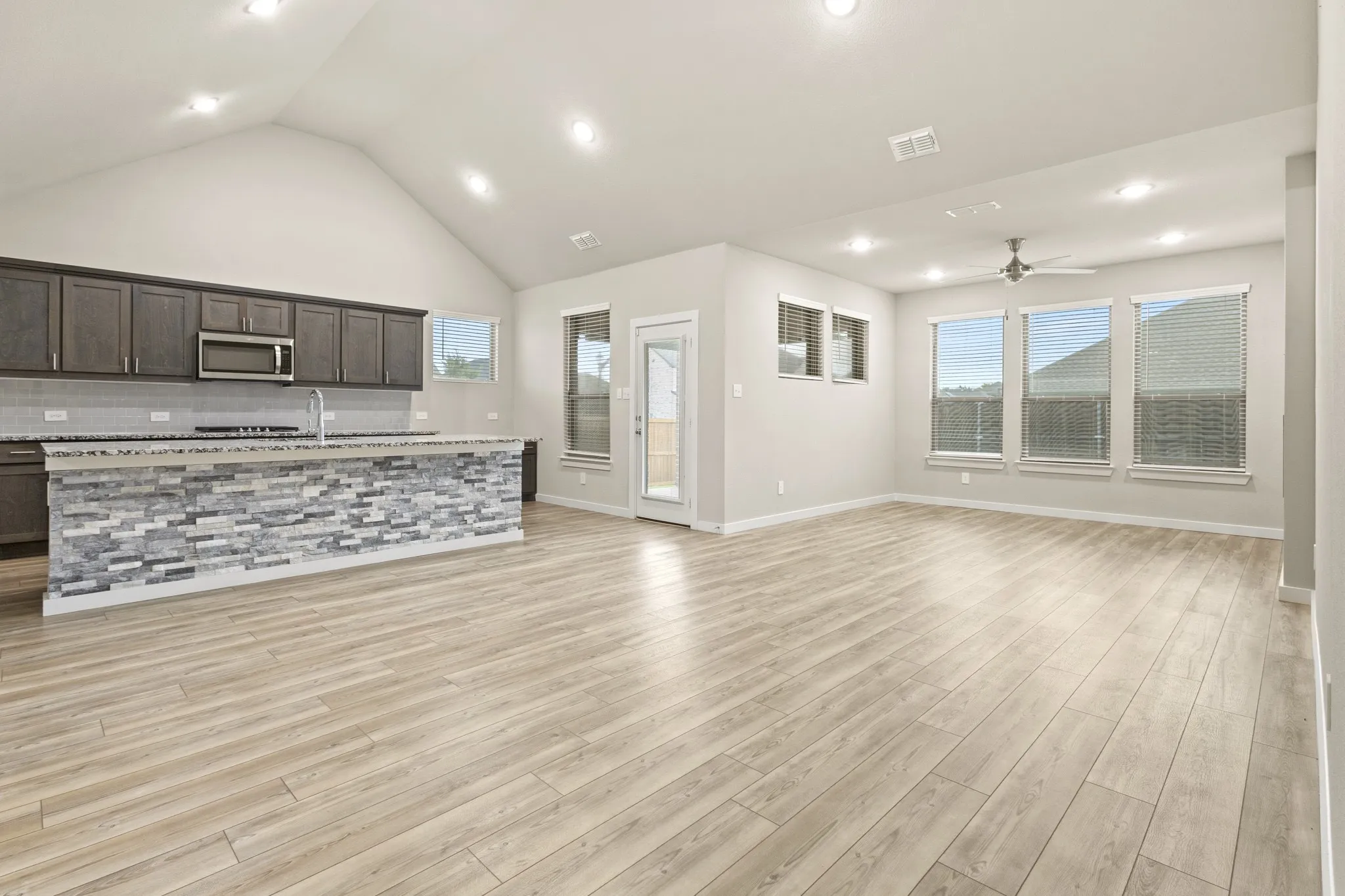 Single Family Residence For Sale in Ellis County , 652 Congressional Avenue, Red Oak, Texas 75154, 5 Bedroom, 4 Bathroom, 2 Garage spaces, 3,586 Sqft, built in 2022, mls#21331363, Real Estate Agent in Red Oak, Homes For Sale in Ellis county, Homes For Sale in Red Oak, Realtor in Red Oak Texas, Real Estate Brokerage Independent Realty Texas, Luminita Cordes Realtor