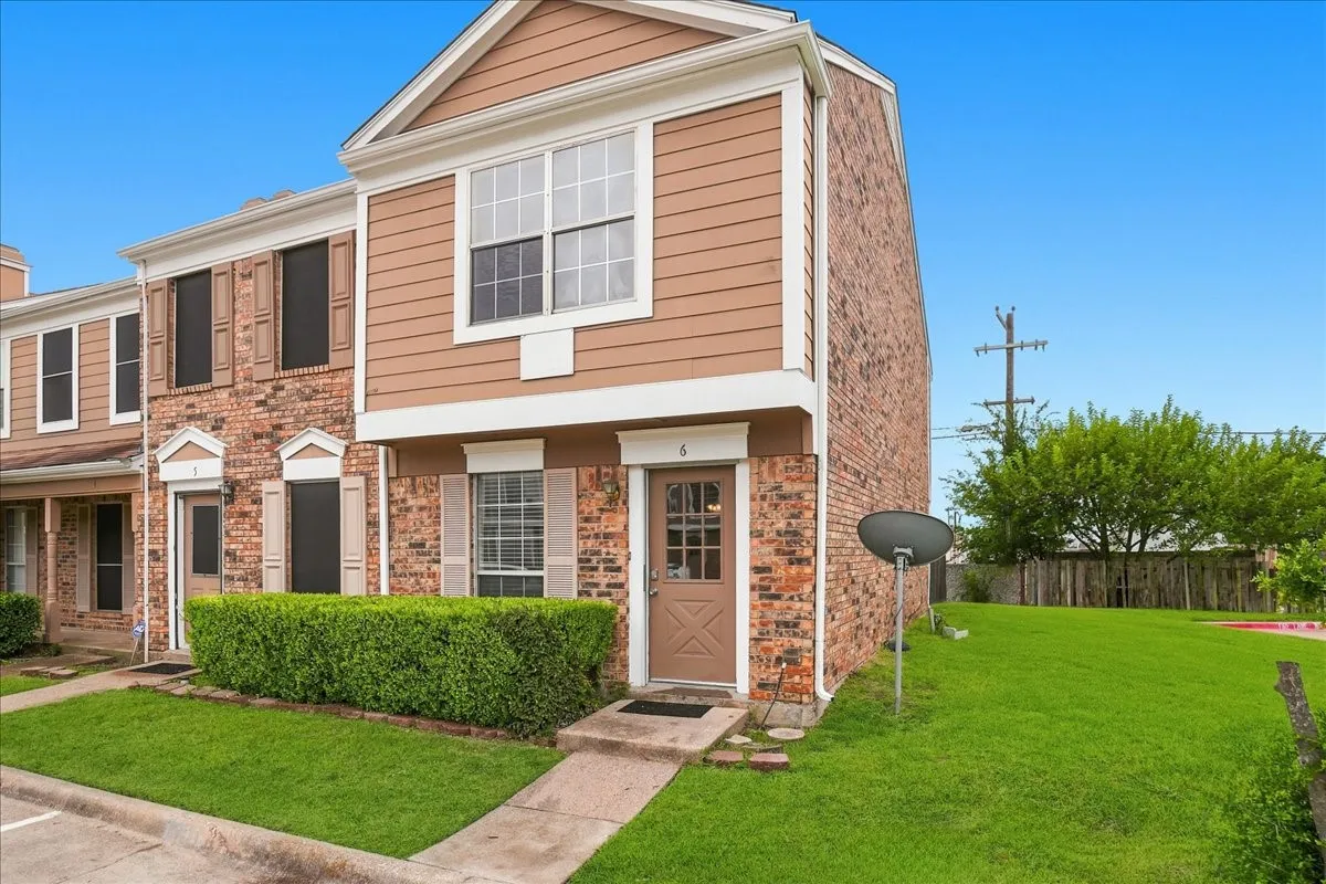 Condominium For Sale in Dallas County , 703 Lee Street 6, Mesquite, Texas 75149, 2 Bedroom, 2 Bathroom, Garage spaces, 1,102 Sqft, built in 1984, mls#21330339, Real Estate Agent in Mesquite, Homes For Sale in Dallas county, Homes For Sale in Mesquite, Realtor in Mesquite Texas, Real Estate Brokerage Independent Realty Texas, Luminita Cordes Realtor