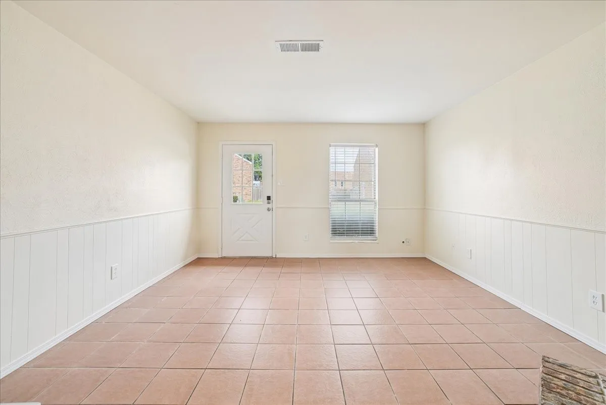 Condominium For Sale in Dallas County , 703 Lee Street 6, Mesquite, Texas 75149, 2 Bedroom, 2 Bathroom, Garage spaces, 1,102 Sqft, built in 1984, mls#21330339, Real Estate Agent in Mesquite, Homes For Sale in Dallas county, Homes For Sale in Mesquite, Realtor in Mesquite Texas, Real Estate Brokerage Independent Realty Texas, Luminita Cordes Realtor