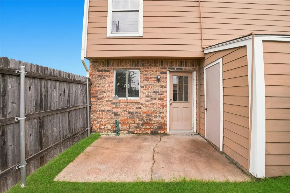 Condominium For Sale in Dallas County , 703 Lee Street 6, Mesquite, Texas 75149, 2 Bedroom, 2 Bathroom, Garage spaces, 1,102 Sqft, built in 1984, mls#21330339, Real Estate Agent in Mesquite, Homes For Sale in Dallas county, Homes For Sale in Mesquite, Realtor in Mesquite Texas, Real Estate Brokerage Independent Realty Texas, Luminita Cordes Realtor