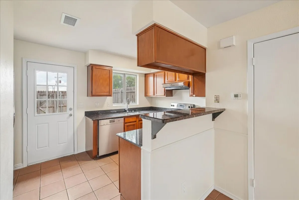 Condominium For Sale in Dallas County , 703 Lee Street 6, Mesquite, Texas 75149, 2 Bedroom, 2 Bathroom, Garage spaces, 1,102 Sqft, built in 1984, mls#21330339, Real Estate Agent in Mesquite, Homes For Sale in Dallas county, Homes For Sale in Mesquite, Realtor in Mesquite Texas, Real Estate Brokerage Independent Realty Texas, Luminita Cordes Realtor