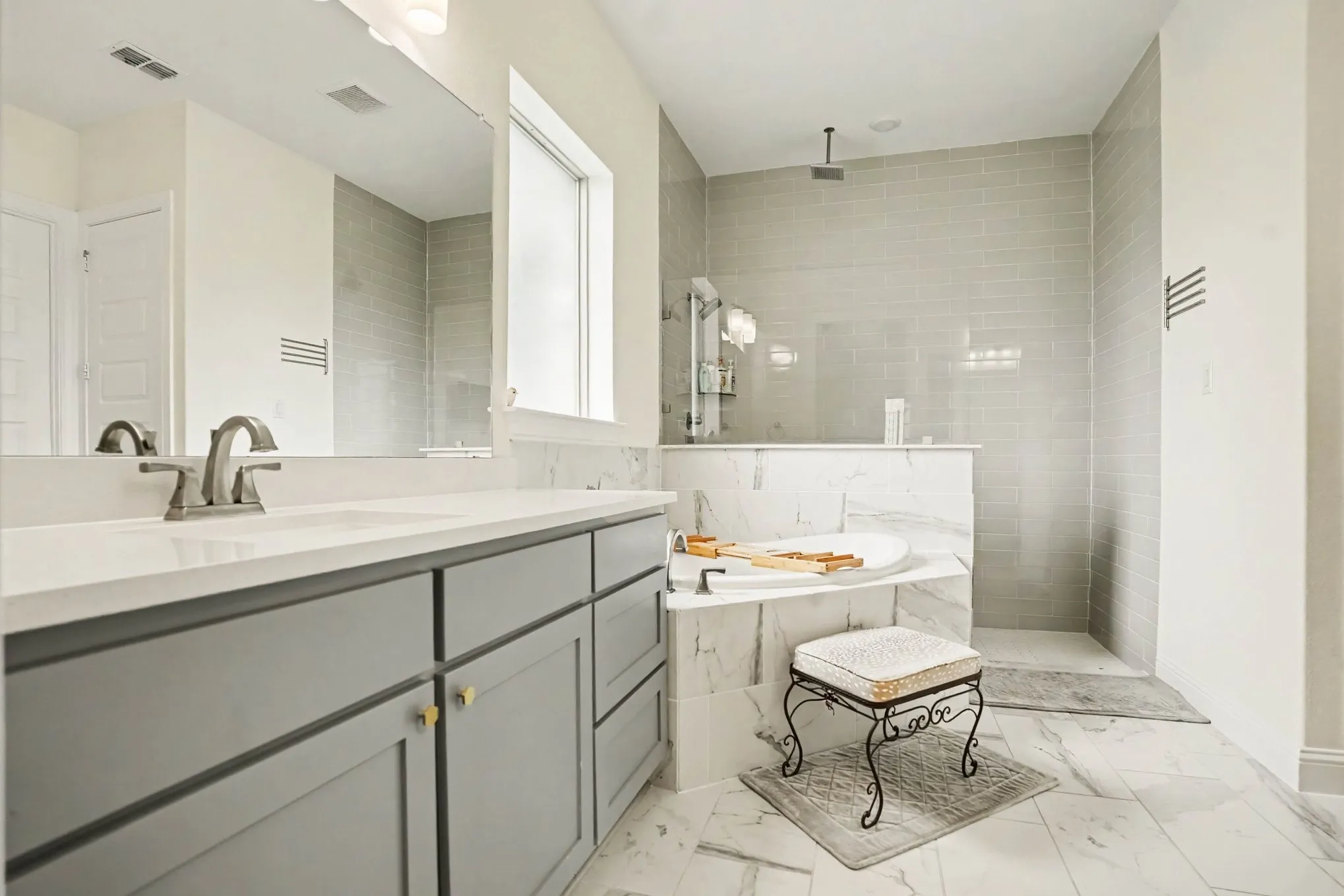 Single Family Residence For Sale in Rockwall County , 2146 Zurek Lane, Heath, Texas 75126, 4 Bedroom, 4 Bathroom, 3 Garage spaces, 3,575 Sqft, built in 2021, mls#21329933, Real Estate Agent in Heath, Homes For Sale in Rockwall county, Homes For Sale in Heath, Realtor in Heath Texas, Real Estate Brokerage Independent Realty Texas, Luminita Cordes Realtor