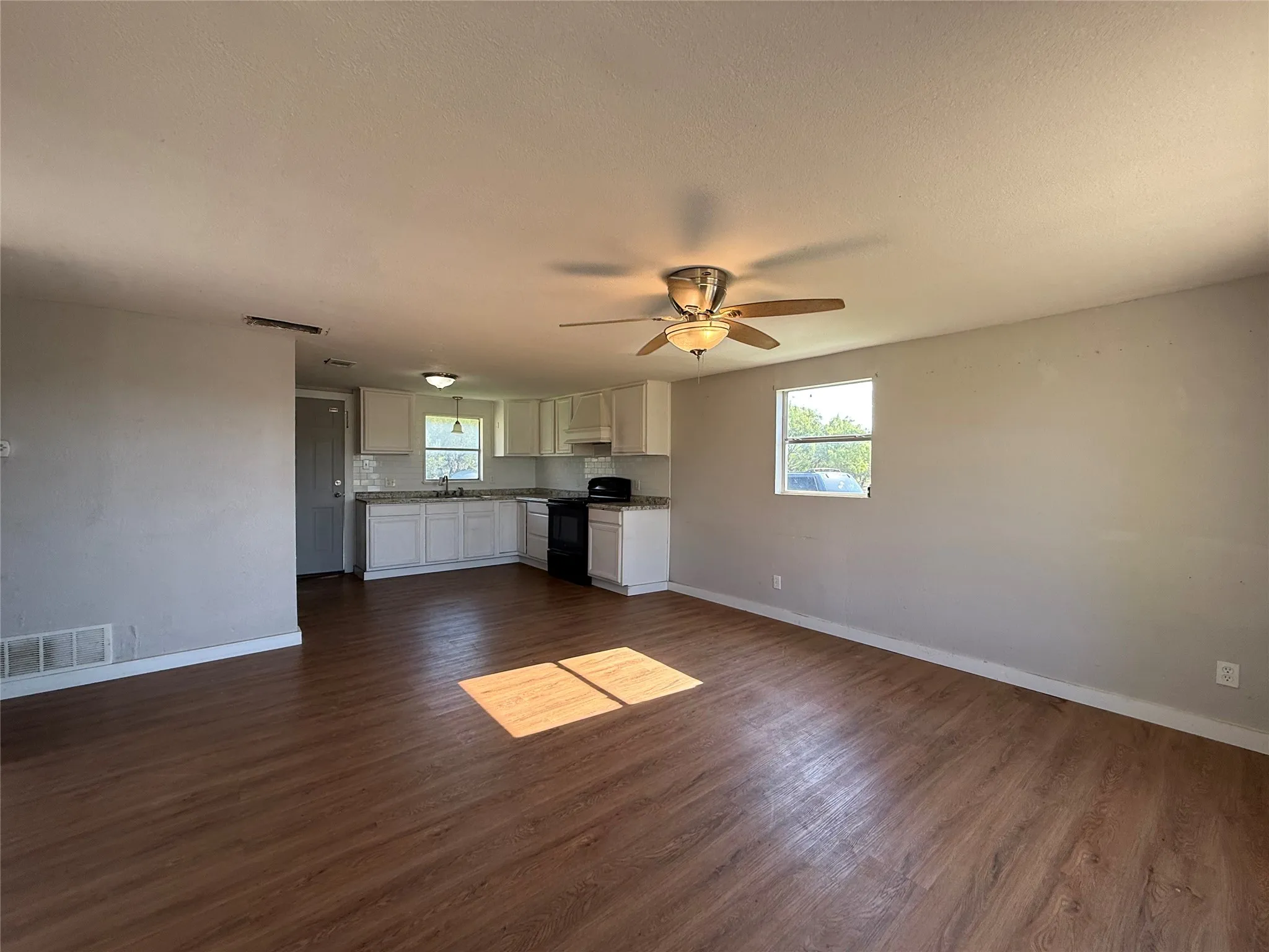 Single Family Residence For Sale in Palo Pinto County , 902 Grimes Road, Mineral Wells, Texas 76067, 3 Bedroom, 1 Bathroom, Garage spaces, 912 Sqft, built in 1970, mls#21331375, Real Estate Agent in Mineral Wells, Homes For Sale in Palo Pinto county, Homes For Sale in Mineral Wells, Realtor in Mineral Wells Texas, Real Estate Brokerage Independent Realty Texas, Luminita Cordes Realtor