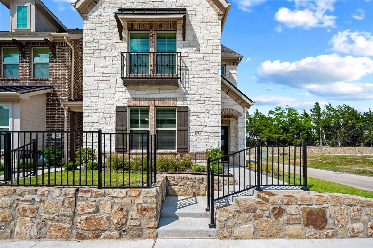 Townhouse For Sale in Dallas County , 7937 Bayside Drive, Rowlett, Texas 75088, 3 Bedroom, 4 Bathroom, 2 Garage spaces, 2,241 Sqft, built in 2024, mls#21331237, Real Estate Agent in Rowlett, Homes For Sale in Dallas county, Homes For Sale in Rowlett, Realtor in Rowlett Texas, Real Estate Brokerage Independent Realty Texas, Luminita Cordes Realtor