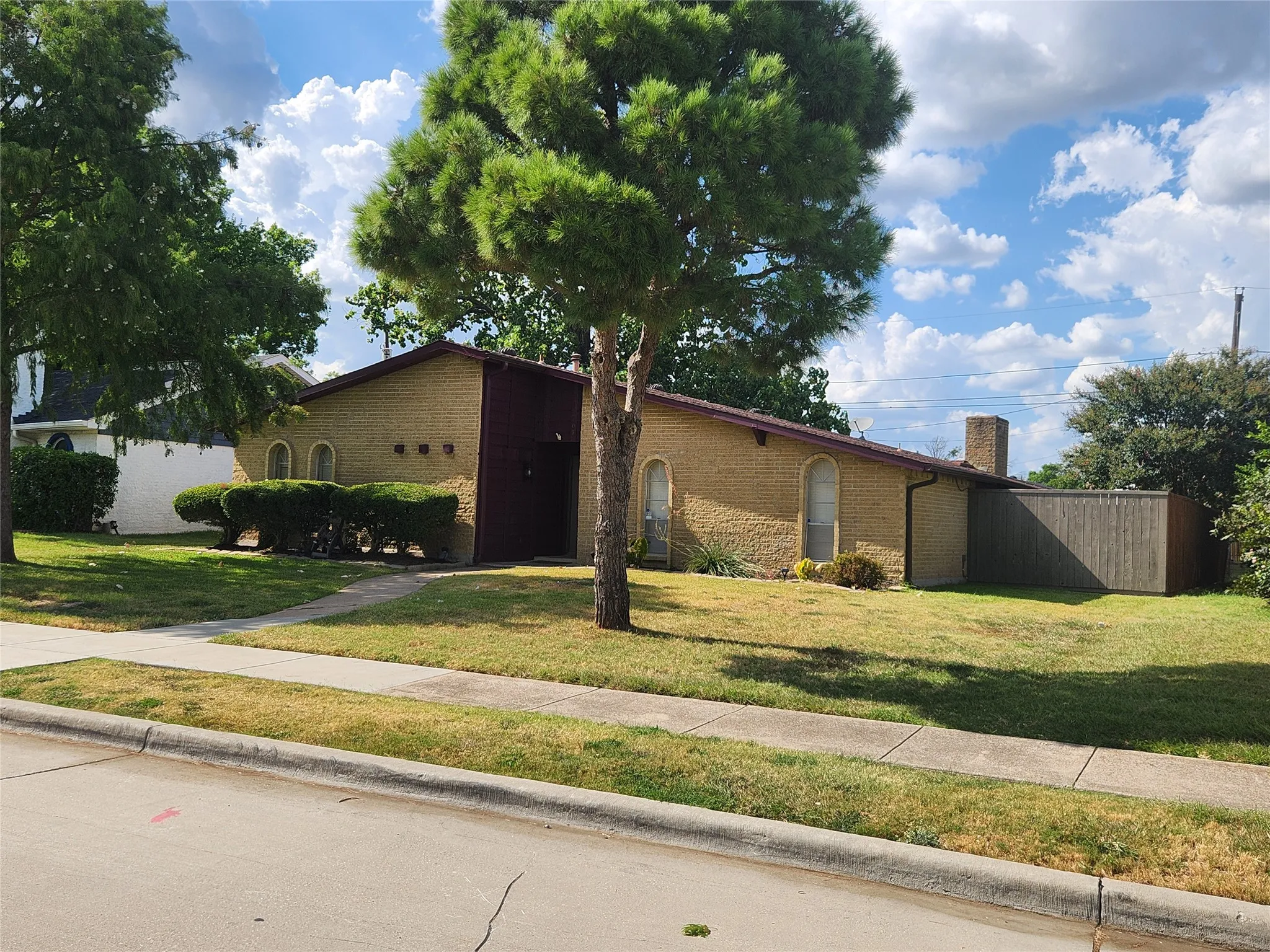 Single Family Residence For Sale in Collin County , 2109 Overglen Drive, Plano, Texas 75074, 3 Bedroom, 2 Bathroom, 2 Garage spaces, 1,956 Sqft, built in 1971, mls#21331078, Real Estate Agent in Plano, Homes For Sale in Collin county, Homes For Sale in Plano, Realtor in Plano Texas, Real Estate Brokerage Independent Realty Texas, Luminita Cordes Realtor