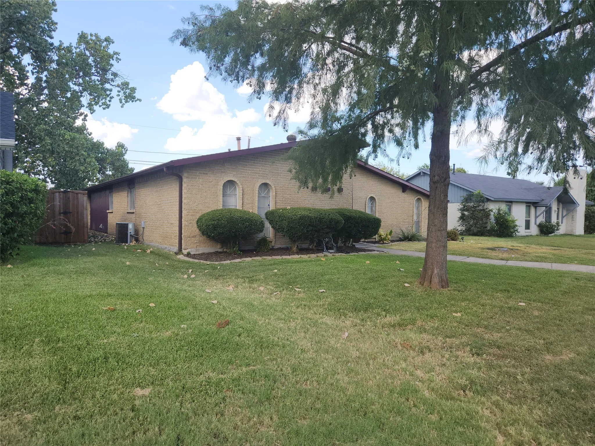 Single Family Residence For Sale in Collin County , 2109 Overglen Drive, Plano, Texas 75074, 3 Bedroom, 2 Bathroom, 2 Garage spaces, 1,956 Sqft, built in 1971, mls#21331078, Real Estate Agent in Plano, Homes For Sale in Collin county, Homes For Sale in Plano, Realtor in Plano Texas, Real Estate Brokerage Independent Realty Texas, Luminita Cordes Realtor