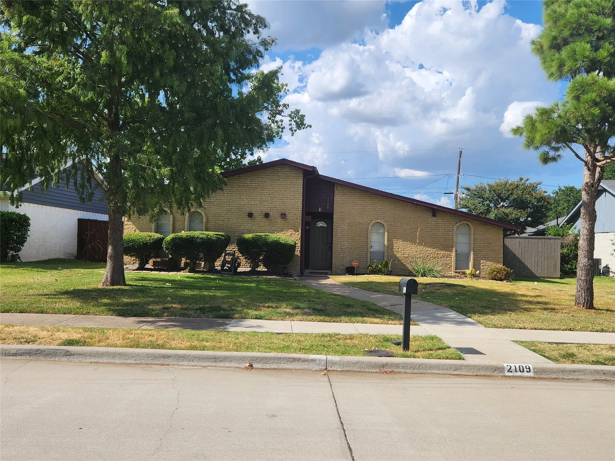 Single Family Residence For Sale in Collin County , 2109 Overglen Drive, Plano, Texas 75074, 3 Bedroom, 2 Bathroom, 2 Garage spaces, 1,956 Sqft, built in 1971, mls#21331078, Real Estate Agent in Plano, Homes For Sale in Collin county, Homes For Sale in Plano, Realtor in Plano Texas, Real Estate Brokerage Independent Realty Texas, Luminita Cordes Realtor
