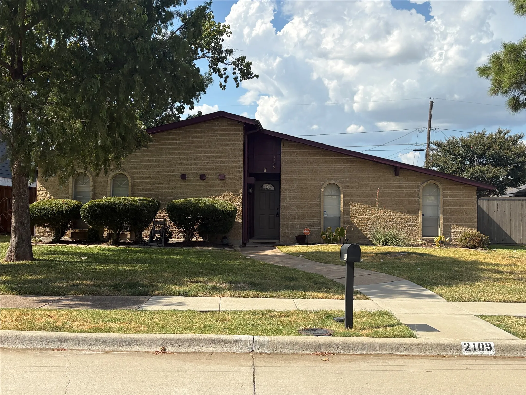 Single Family Residence For Sale in Collin County , 2109 Overglen Drive, Plano, Texas 75074, 3 Bedroom, 2 Bathroom, 2 Garage spaces, 1,956 Sqft, built in 1971, mls#21331078, Real Estate Agent in Plano, Homes For Sale in Collin county, Homes For Sale in Plano, Realtor in Plano Texas, Real Estate Brokerage Independent Realty Texas, Luminita Cordes Realtor