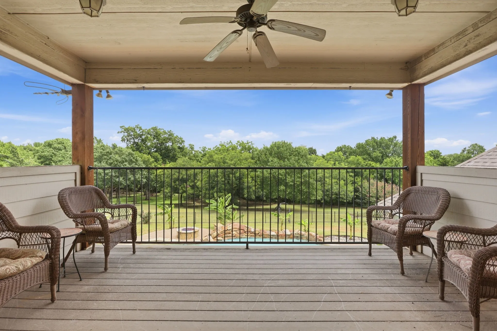 Expansive covered deck featuring wood-finish flooring, a ceiling fan, and recessed lighting
