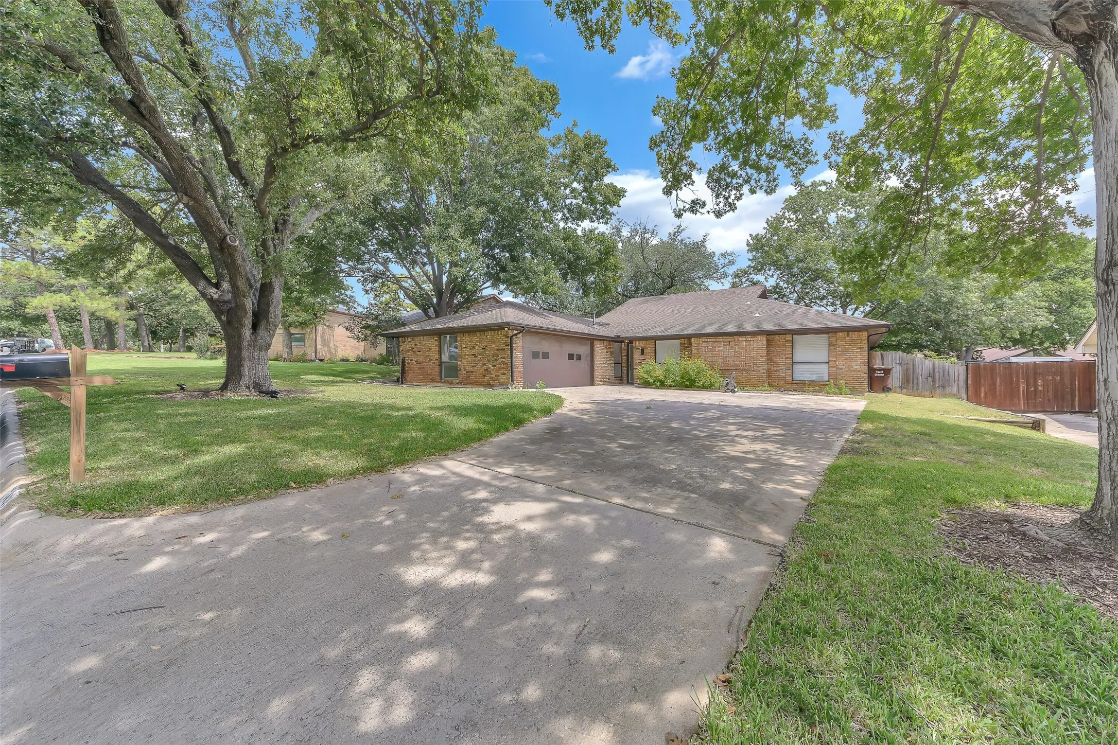 Single Family Residence For Sale in Denton County , 1401 San Gabriel Drive, Denton, Texas 76205, 3 Bedroom, 2 Bathroom, 2 Garage spaces, 2,162 Sqft, built in 1978, mls#21327512, Real Estate Agent in Denton, Homes For Sale in Denton county, Homes For Sale in Denton, Realtor in Denton Texas, Real Estate Brokerage Independent Realty Texas, Luminita Cordes Realtor