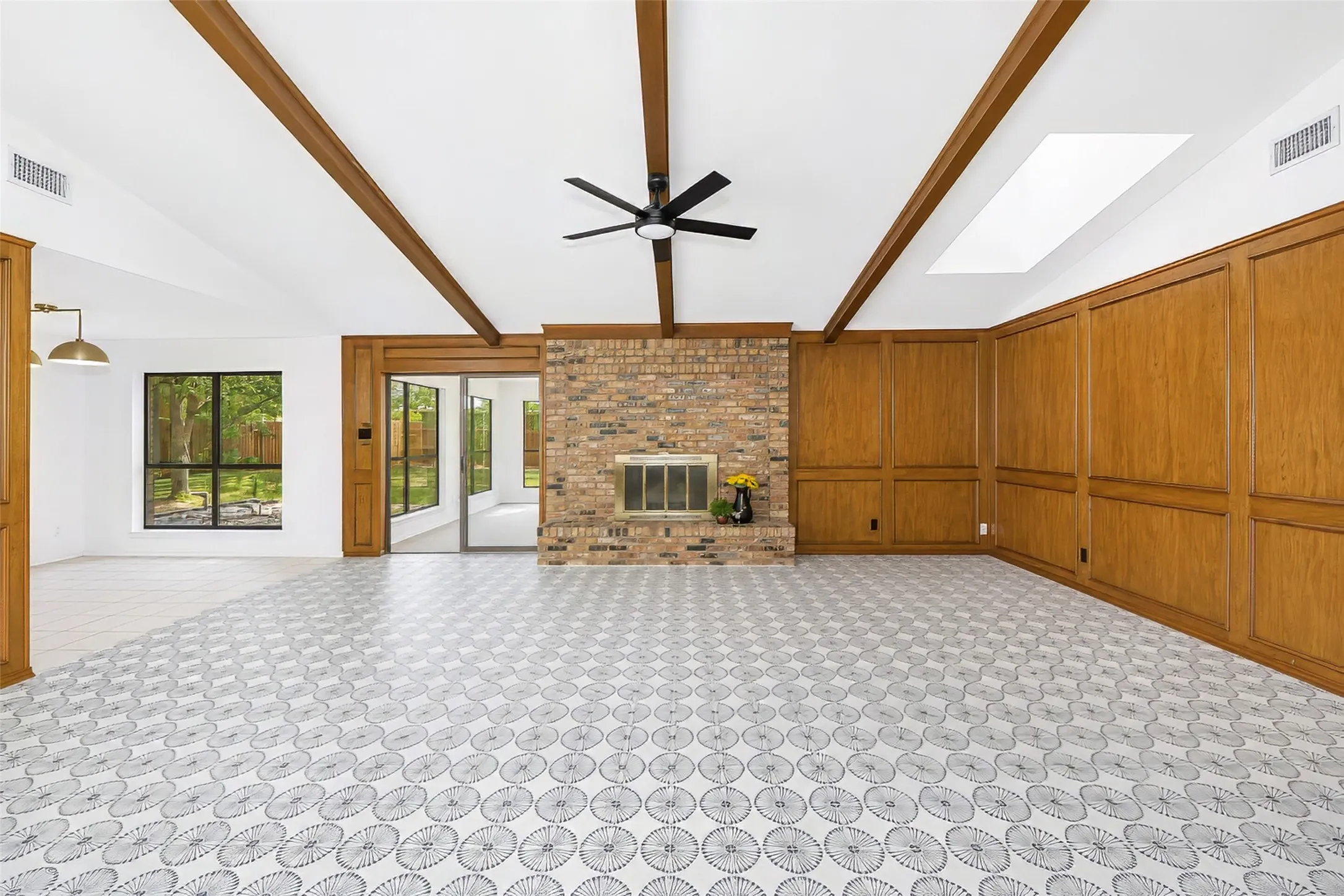 Living Room
22'9" x 19'6"