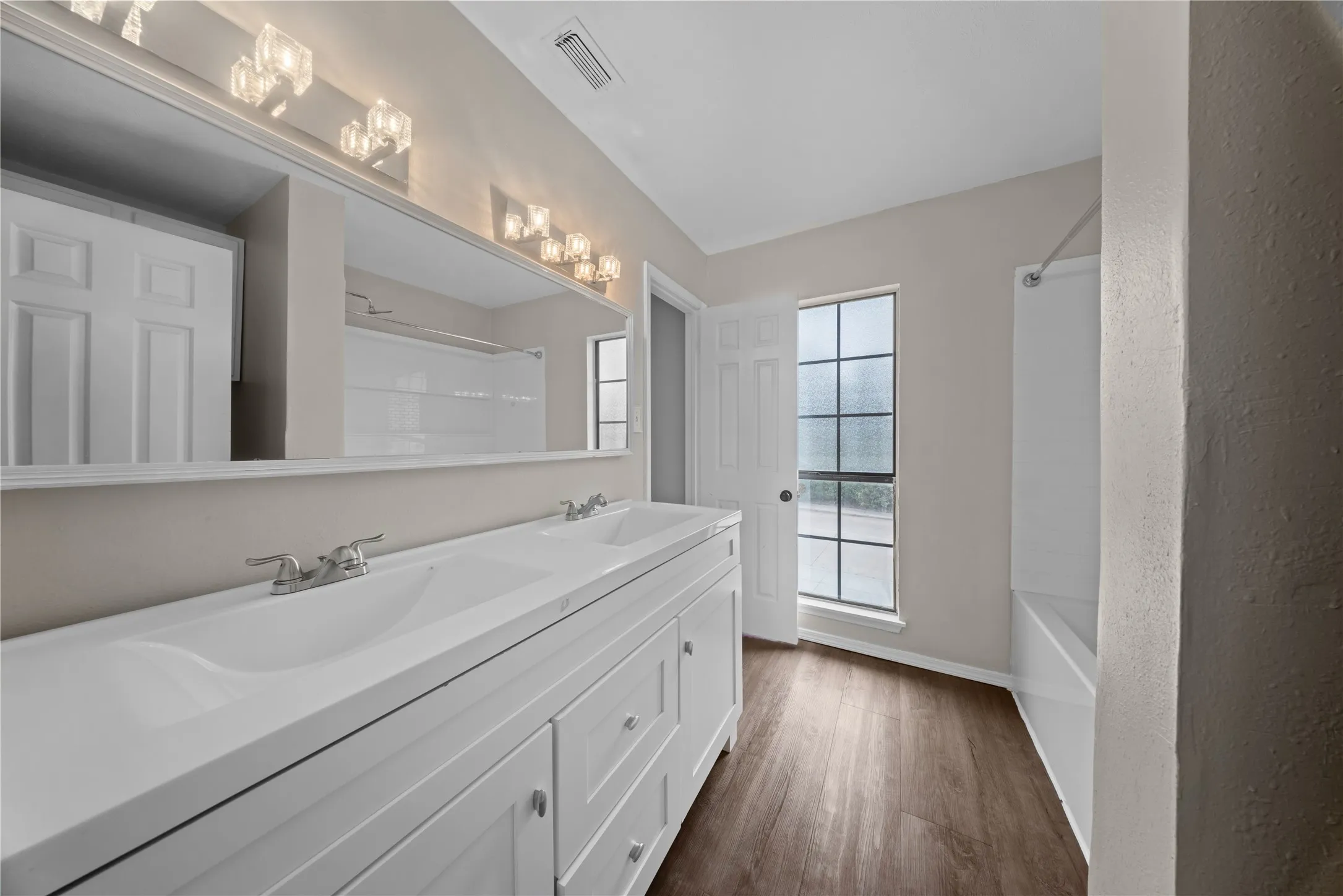 Single Family Residence For Sale in Dallas County , 11136 Mccree Road, Dallas, Texas 75238, 2 Bedroom, 2 Bathroom, 1 Garage spaces, 1,224 Sqft, built in 1985, mls#21329721, Real Estate Agent in Dallas, Homes For Sale in Dallas county, Homes For Sale in Dallas, Realtor in Dallas Texas, Real Estate Brokerage Independent Realty Texas, Luminita Cordes Realtor