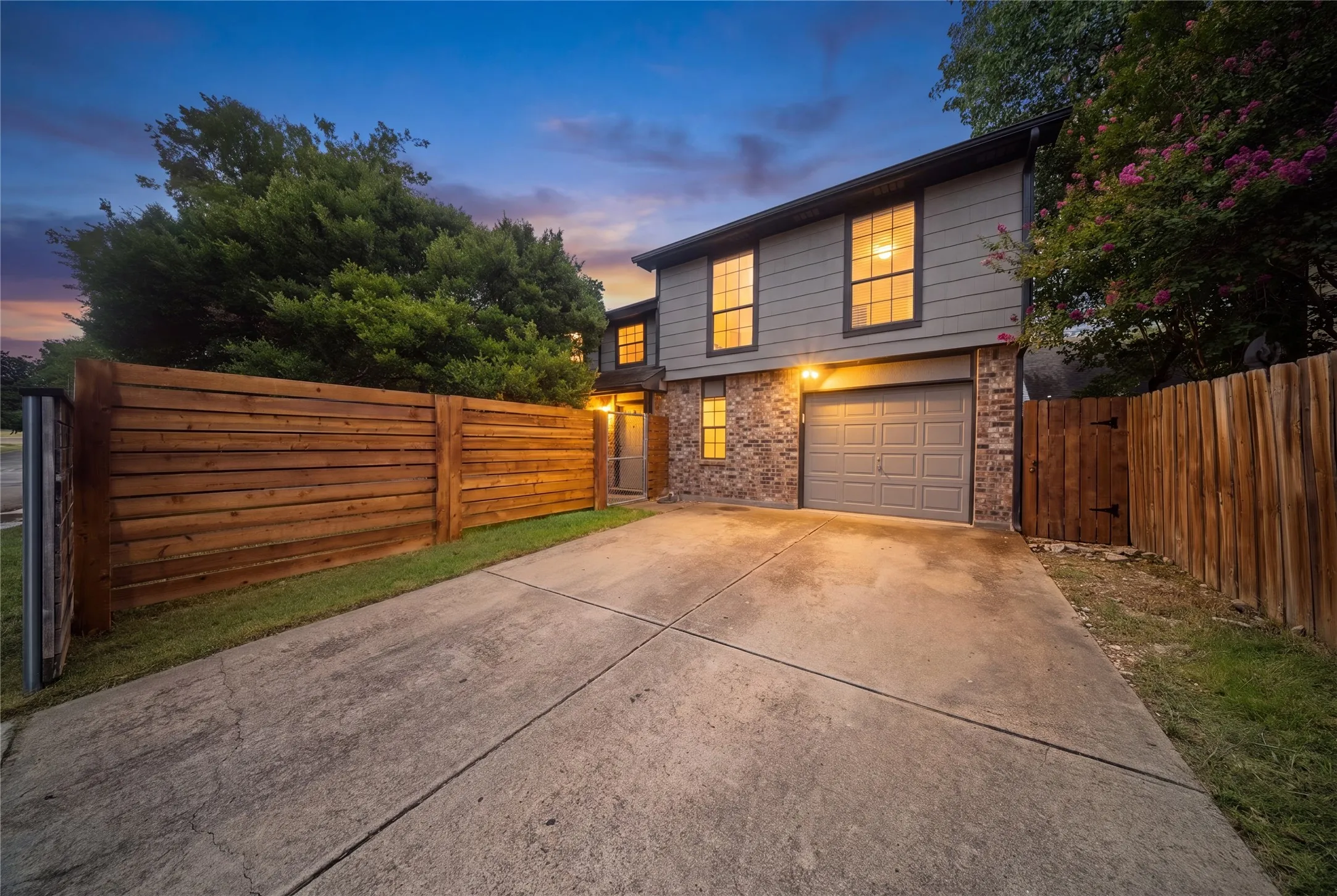 Single Family Residence For Sale in Dallas County , 11136 Mccree Road, Dallas, Texas 75238, 2 Bedroom, 2 Bathroom, 1 Garage spaces, 1,224 Sqft, built in 1985, mls#21329721, Real Estate Agent in Dallas, Homes For Sale in Dallas county, Homes For Sale in Dallas, Realtor in Dallas Texas, Real Estate Brokerage Independent Realty Texas, Luminita Cordes Realtor