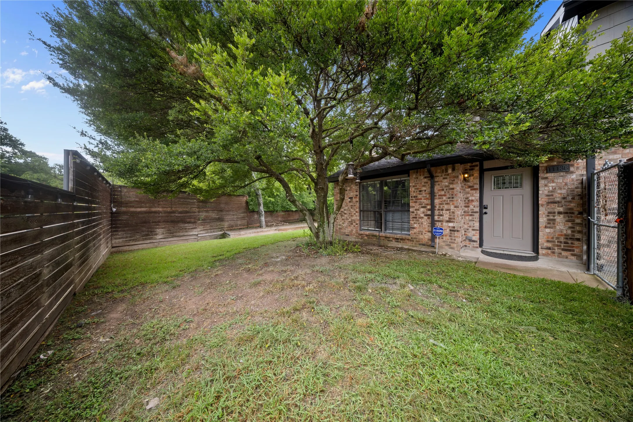 Single Family Residence For Sale in Dallas County , 11136 Mccree Road, Dallas, Texas 75238, 2 Bedroom, 2 Bathroom, 1 Garage spaces, 1,224 Sqft, built in 1985, mls#21329721, Real Estate Agent in Dallas, Homes For Sale in Dallas county, Homes For Sale in Dallas, Realtor in Dallas Texas, Real Estate Brokerage Independent Realty Texas, Luminita Cordes Realtor