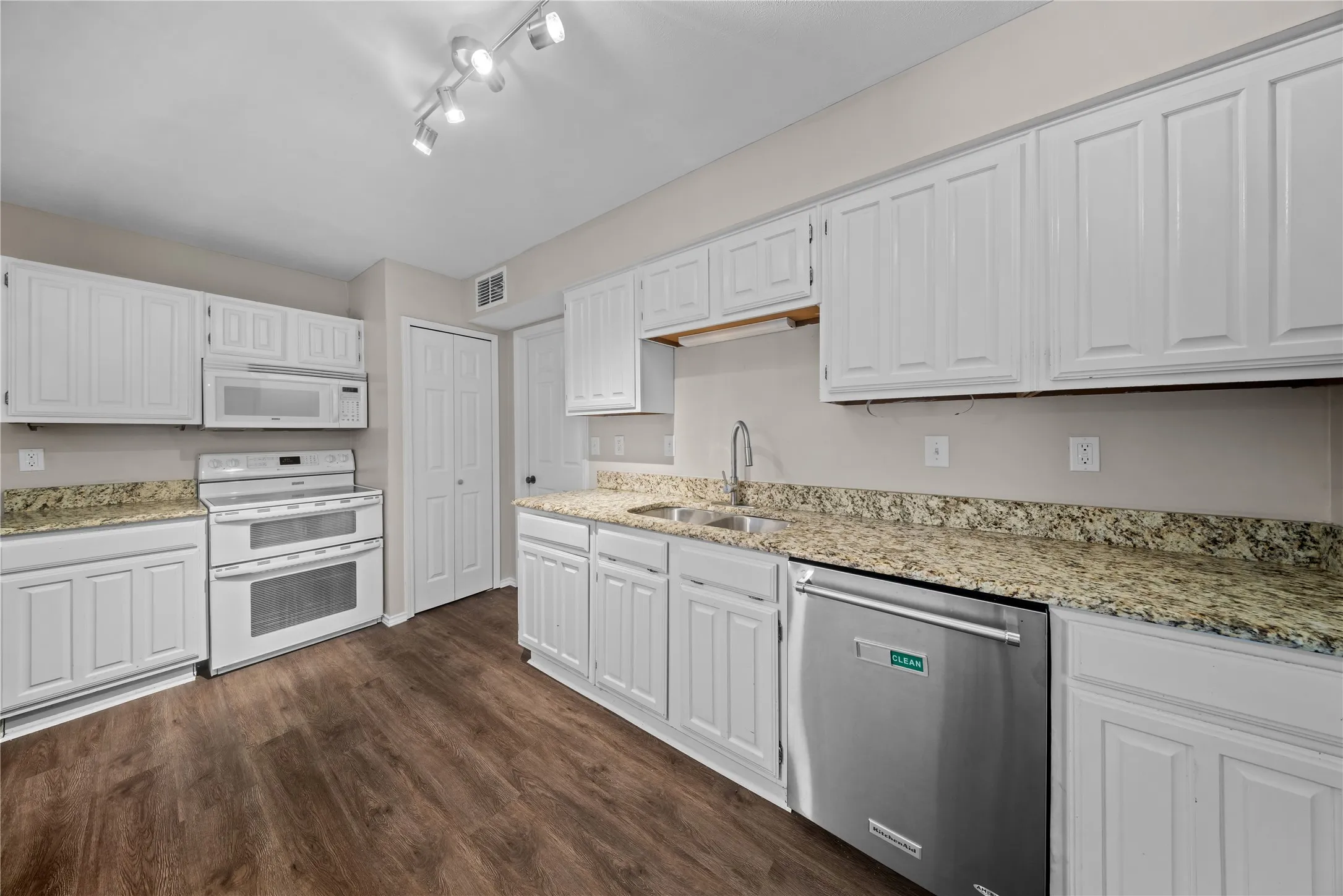 Single Family Residence For Sale in Dallas County , 11136 Mccree Road, Dallas, Texas 75238, 2 Bedroom, 2 Bathroom, 1 Garage spaces, 1,224 Sqft, built in 1985, mls#21329721, Real Estate Agent in Dallas, Homes For Sale in Dallas county, Homes For Sale in Dallas, Realtor in Dallas Texas, Real Estate Brokerage Independent Realty Texas, Luminita Cordes Realtor