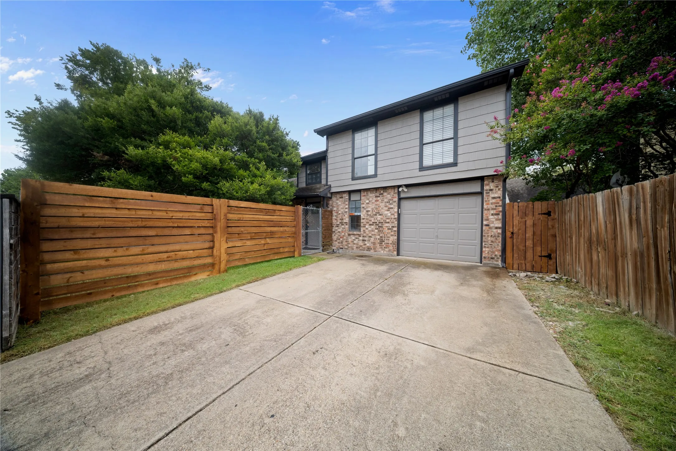 Single Family Residence For Sale in Dallas County , 11136 Mccree Road, Dallas, Texas 75238, 2 Bedroom, 2 Bathroom, 1 Garage spaces, 1,224 Sqft, built in 1985, mls#21329721, Real Estate Agent in Dallas, Homes For Sale in Dallas county, Homes For Sale in Dallas, Realtor in Dallas Texas, Real Estate Brokerage Independent Realty Texas, Luminita Cordes Realtor