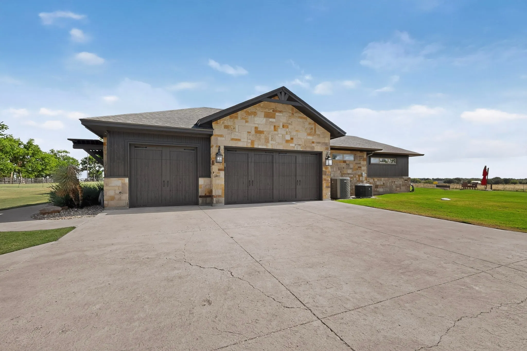 Single Family Residence For Sale in Johnson County , 10509 County Road 1001, Godley, Texas 76044, 3 Bedroom, 3 Bathroom, 4 Garage spaces, 2,951 Sqft, built in 2014, mls#21328535, Real Estate Agent in Godley, Homes For Sale in Johnson county, Homes For Sale in Godley, Realtor in Godley Texas, Real Estate Brokerage Independent Realty Texas, Luminita Cordes Realtor