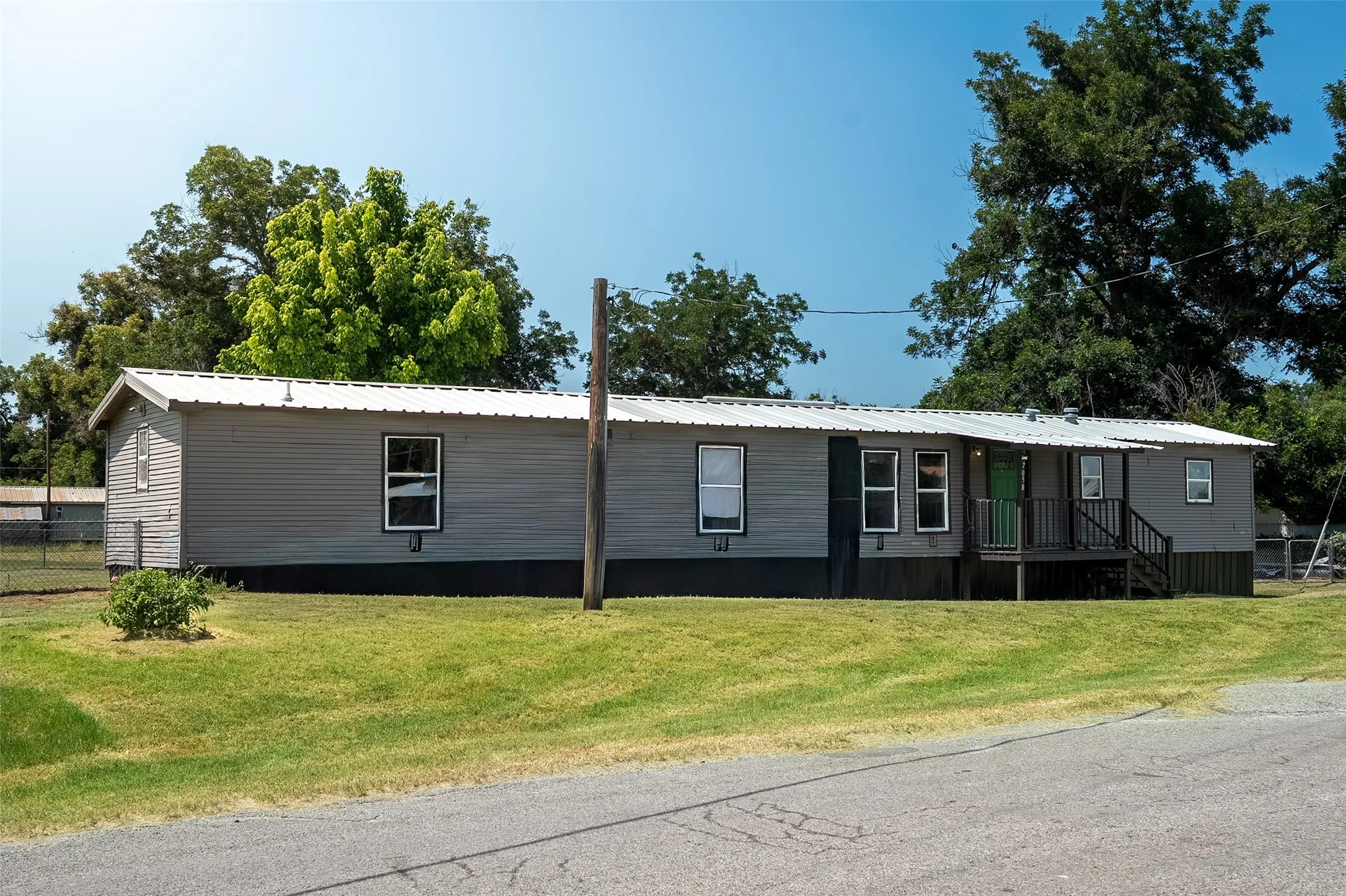 Mobile Home For Sale in Parker County , 7058 Cimmaron Trail, Weatherford, Texas 76087, 2 Bedrooms, 2 Bathrooms, Garage spaces, 1,216 Sqft, built in 1985, Price $189,000, mls#21330418, Real Estate Agent in Weatherford, Homes For Sale in Parker county, Homes For Sale in Weatherford, Realtor in Weatherford Texas, Real Estate Brokerage Independent Realty Texas, Luminita Cordes Realtor