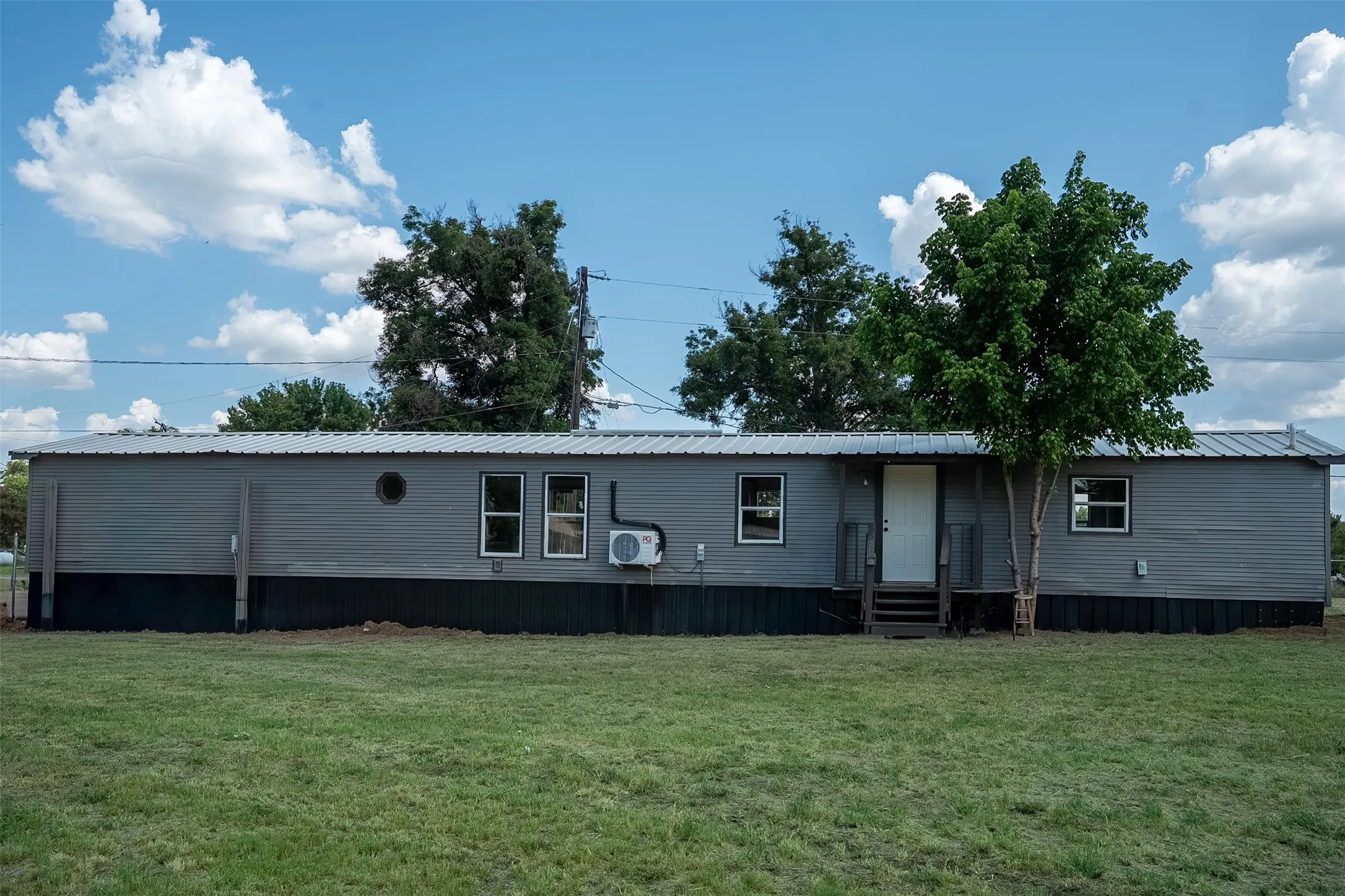 Mobile Home For Sale in Parker County , 7058 Cimmaron Trail, Weatherford, Texas 76087, 2 Bedrooms, 2 Bathrooms, Garage spaces, 1,216 Sqft, built in 1985, Price $189,000, mls#21330418, Real Estate Agent in Weatherford, Homes For Sale in Parker county, Homes For Sale in Weatherford, Realtor in Weatherford Texas, Real Estate Brokerage Independent Realty Texas, Luminita Cordes Realtor