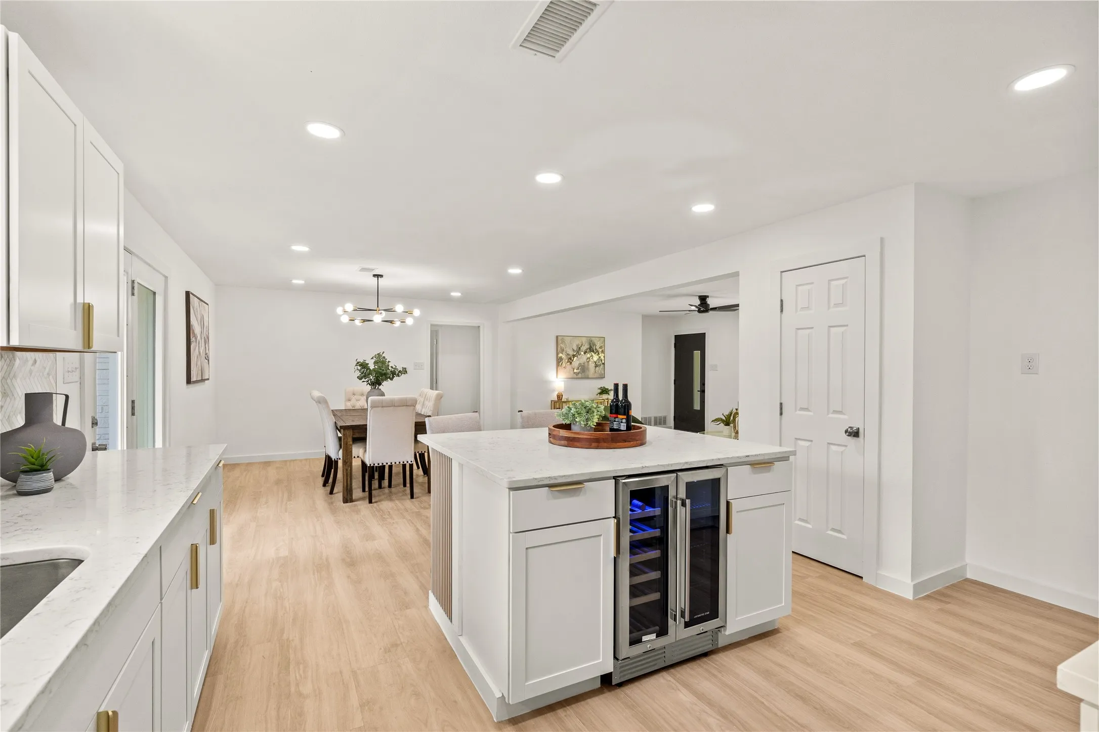 Single Family Residence For Sale in Dallas County , 2336 Fenestra Drive, Dallas, Texas 75228, 3 Bedroom, 2 Bathroom, 2 Garage spaces, 1,705 Sqft, built in 1960, mls#21326498, Real Estate Agent in Dallas, Homes For Sale in Dallas county, Homes For Sale in Dallas, Realtor in Dallas Texas, Real Estate Brokerage Independent Realty Texas, Luminita Cordes Realtor