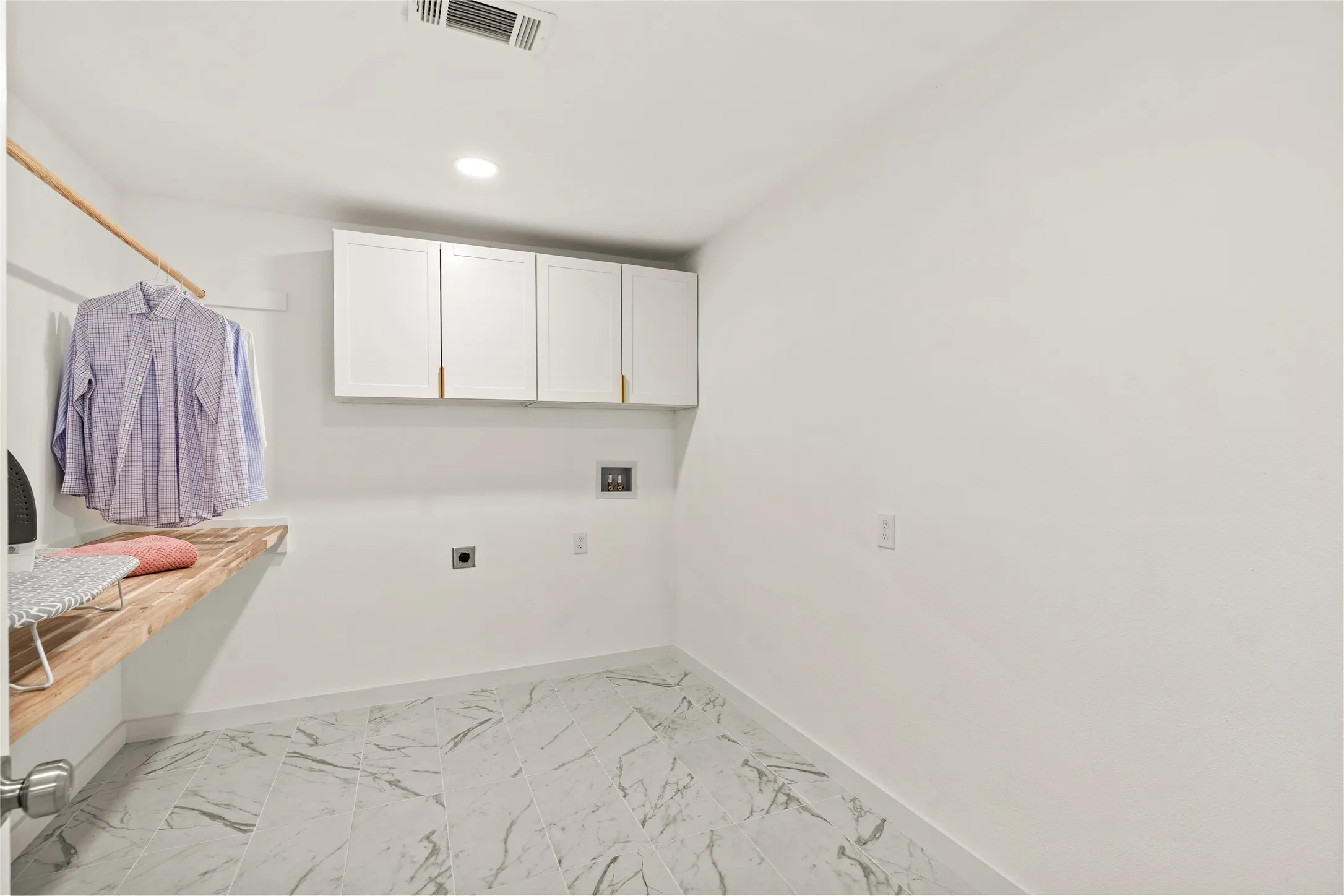 Single Family Residence For Sale in Dallas County , 2336 Fenestra Drive, Dallas, Texas 75228, 3 Bedroom, 2 Bathroom, 2 Garage spaces, 1,705 Sqft, built in 1960, mls#21326498, Real Estate Agent in Dallas, Homes For Sale in Dallas county, Homes For Sale in Dallas, Realtor in Dallas Texas, Real Estate Brokerage Independent Realty Texas, Luminita Cordes Realtor