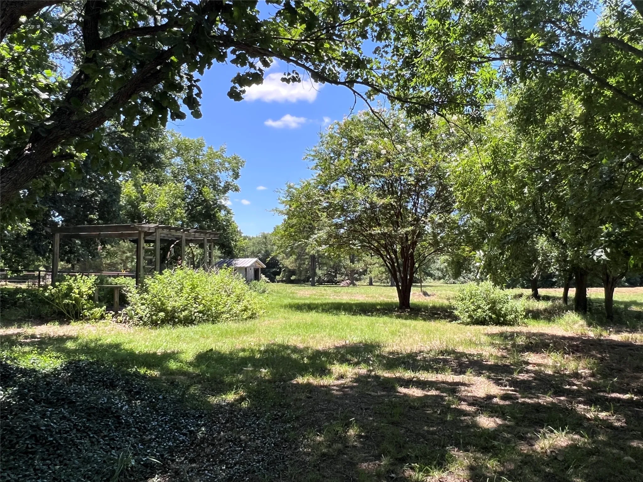 pergola/back land/well house