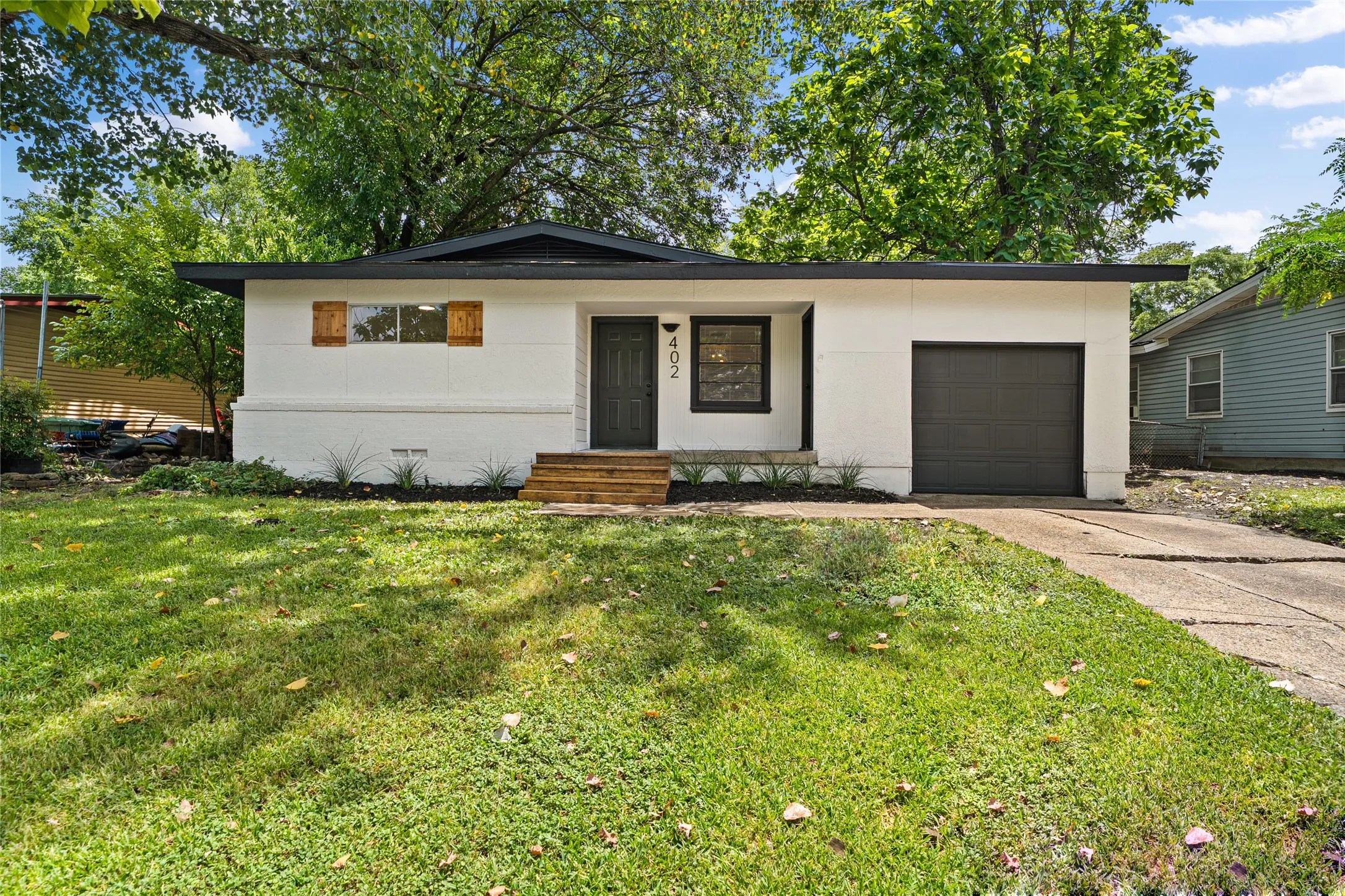 Single Family Residence For Sale in Dallas County , 402 E Linda Drive, Garland, Texas 75041, 3 Bedroom, 1 Bathroom, 1 Garage spaces, 1,016 Sqft, built in 1955, mls#21260739, Real Estate Agent in Garland, Homes For Sale in Dallas county, Homes For Sale in Garland, Realtor in Garland Texas, Real Estate Brokerage Independent Realty Texas, Luminita Cordes Realtor