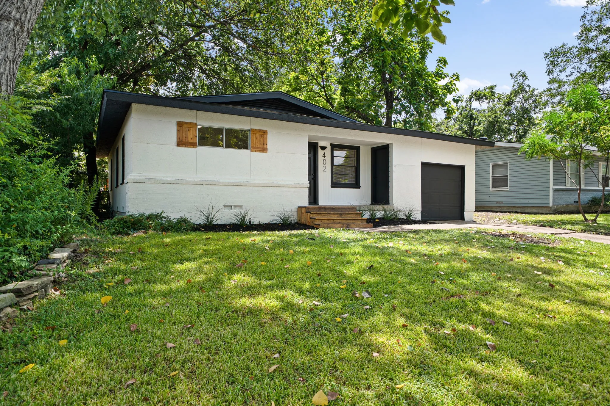 Single Family Residence For Sale in Dallas County , 402 E Linda Drive, Garland, Texas 75041, 3 Bedroom, 1 Bathroom, 1 Garage spaces, 1,016 Sqft, built in 1955, mls#21260739, Real Estate Agent in Garland, Homes For Sale in Dallas county, Homes For Sale in Garland, Realtor in Garland Texas, Real Estate Brokerage Independent Realty Texas, Luminita Cordes Realtor