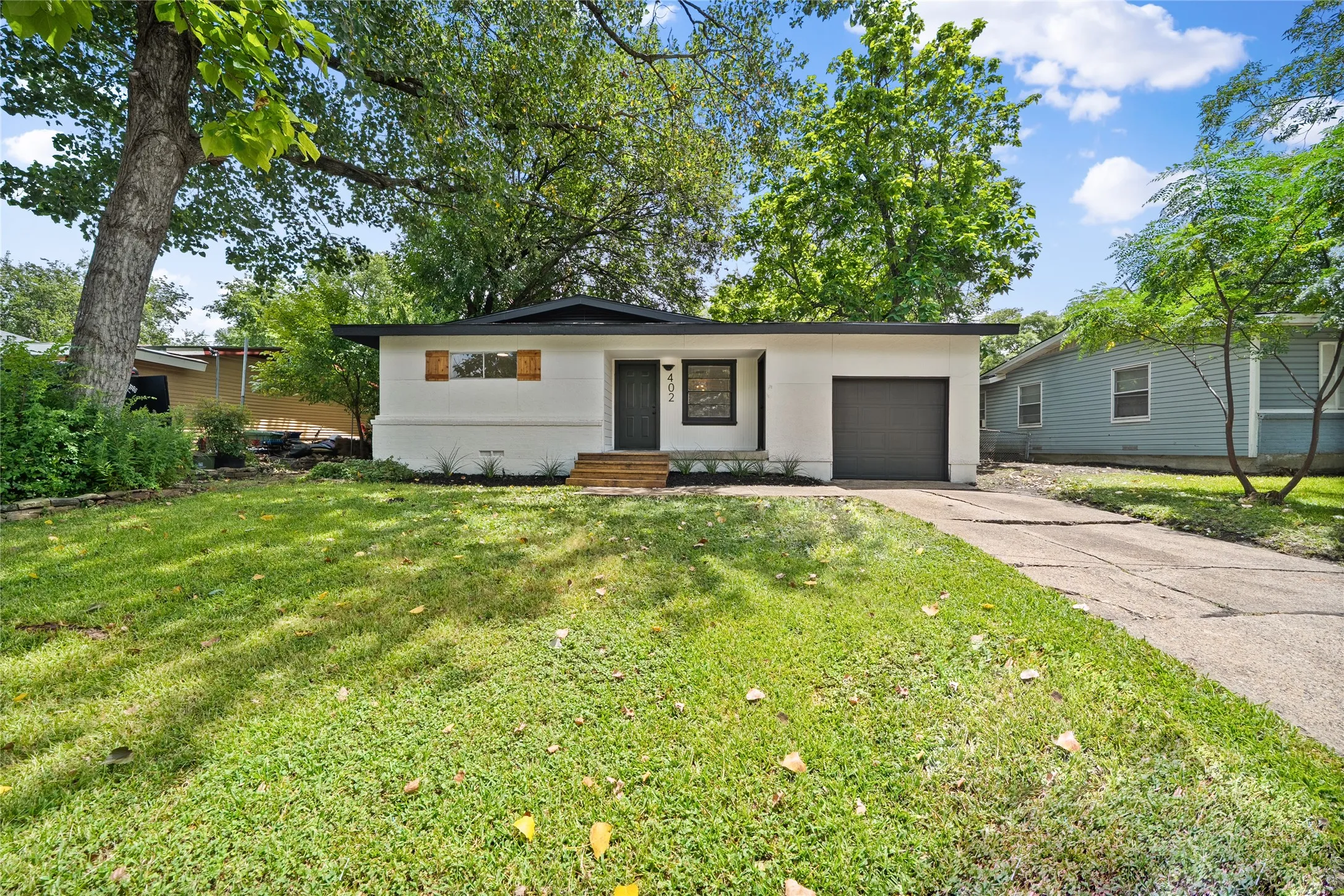 Single Family Residence For Sale in Dallas County , 402 E Linda Drive, Garland, Texas 75041, 3 Bedroom, 1 Bathroom, 1 Garage spaces, 1,016 Sqft, built in 1955, mls#21260739, Real Estate Agent in Garland, Homes For Sale in Dallas county, Homes For Sale in Garland, Realtor in Garland Texas, Real Estate Brokerage Independent Realty Texas, Luminita Cordes Realtor