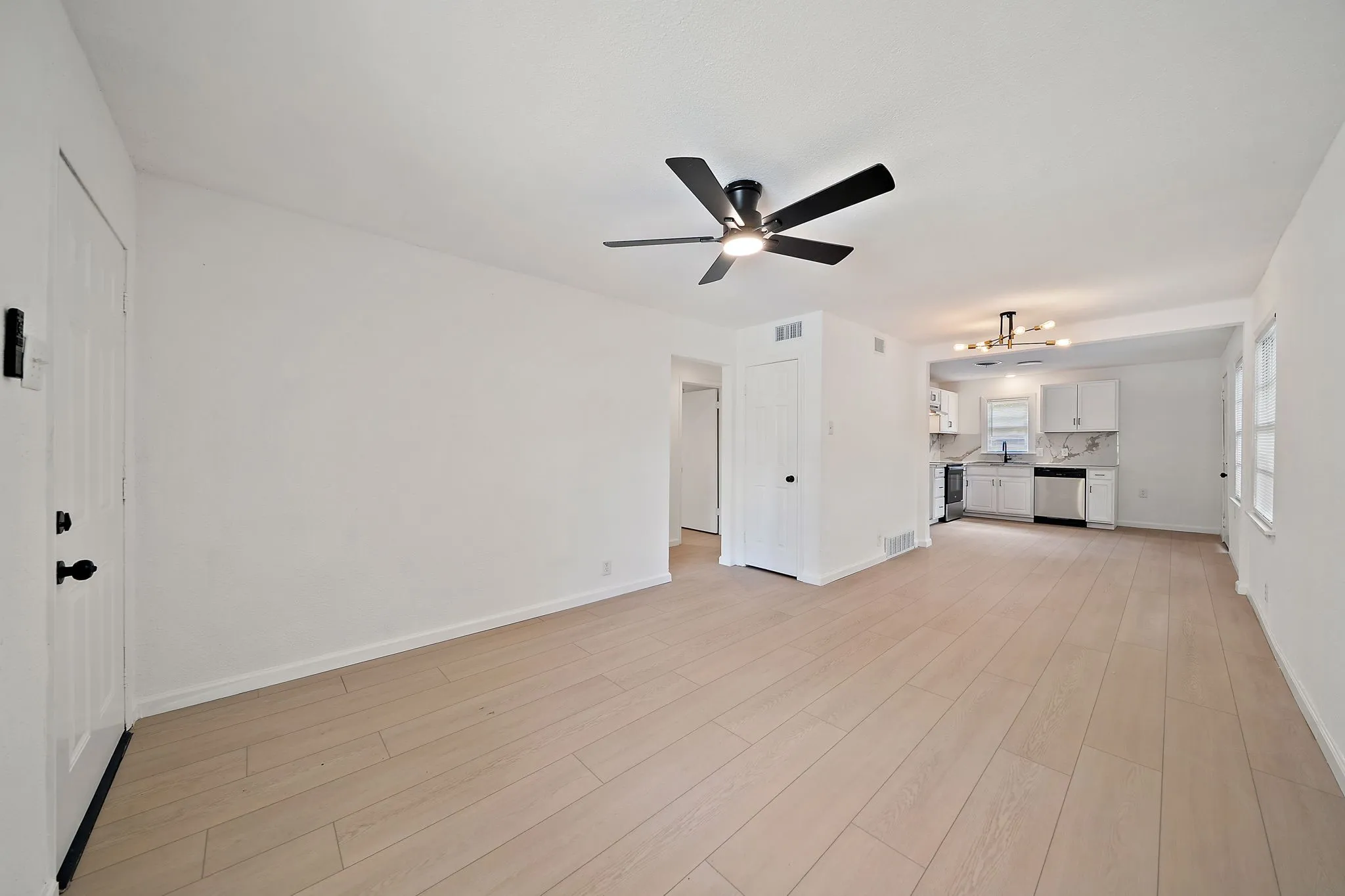 Single Family Residence For Sale in Dallas County , 402 E Linda Drive, Garland, Texas 75041, 3 Bedroom, 1 Bathroom, 1 Garage spaces, 1,016 Sqft, built in 1955, mls#21260739, Real Estate Agent in Garland, Homes For Sale in Dallas county, Homes For Sale in Garland, Realtor in Garland Texas, Real Estate Brokerage Independent Realty Texas, Luminita Cordes Realtor