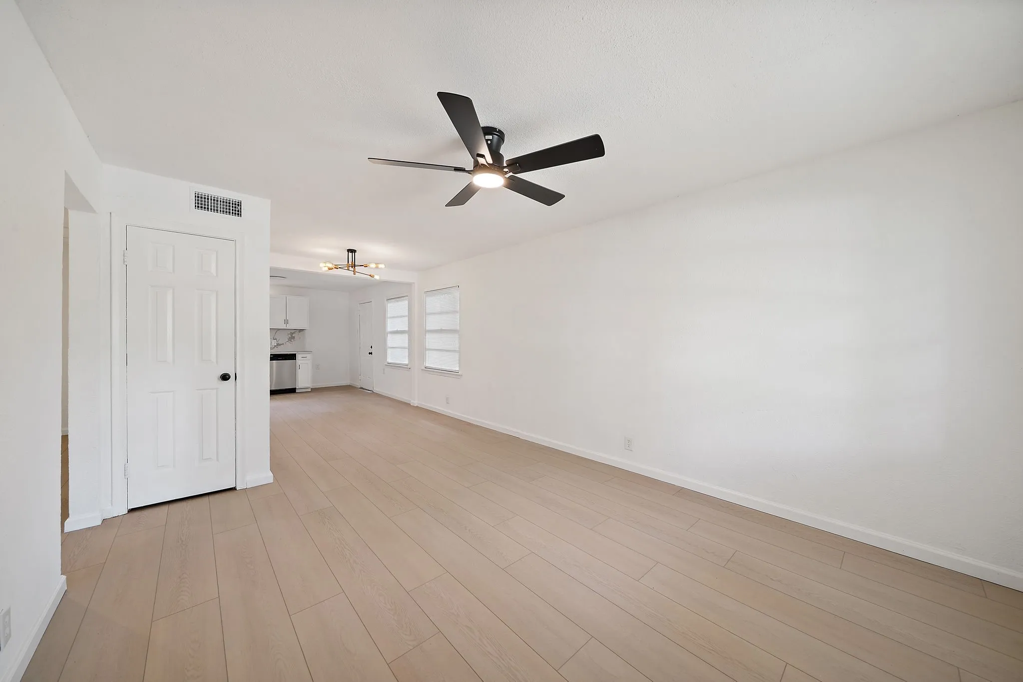 Single Family Residence For Sale in Dallas County , 402 E Linda Drive, Garland, Texas 75041, 3 Bedroom, 1 Bathroom, 1 Garage spaces, 1,016 Sqft, built in 1955, mls#21260739, Real Estate Agent in Garland, Homes For Sale in Dallas county, Homes For Sale in Garland, Realtor in Garland Texas, Real Estate Brokerage Independent Realty Texas, Luminita Cordes Realtor