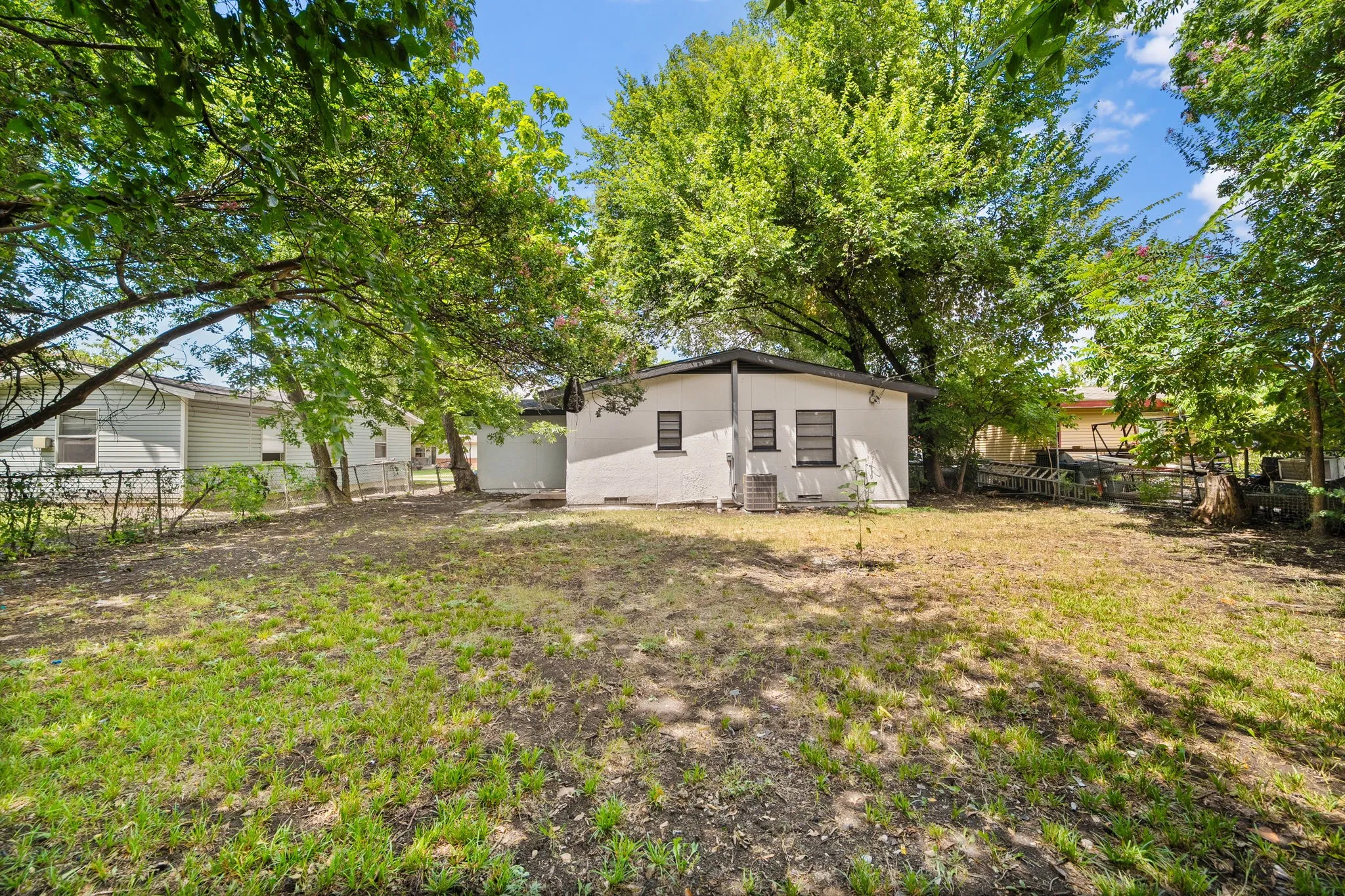 Single Family Residence For Sale in Dallas County , 402 E Linda Drive, Garland, Texas 75041, 3 Bedroom, 1 Bathroom, 1 Garage spaces, 1,016 Sqft, built in 1955, mls#21260739, Real Estate Agent in Garland, Homes For Sale in Dallas county, Homes For Sale in Garland, Realtor in Garland Texas, Real Estate Brokerage Independent Realty Texas, Luminita Cordes Realtor