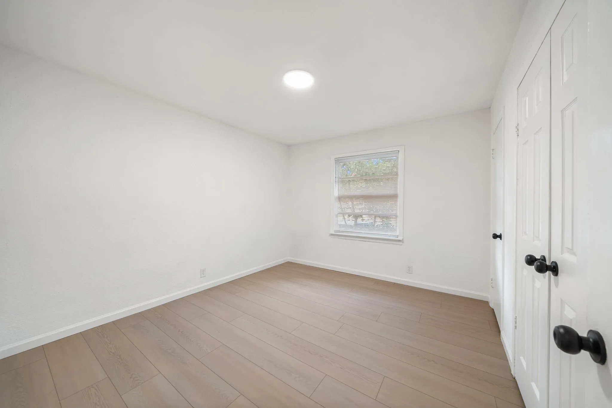 Single Family Residence For Sale in Dallas County , 402 E Linda Drive, Garland, Texas 75041, 3 Bedroom, 1 Bathroom, 1 Garage spaces, 1,016 Sqft, built in 1955, mls#21260739, Real Estate Agent in Garland, Homes For Sale in Dallas county, Homes For Sale in Garland, Realtor in Garland Texas, Real Estate Brokerage Independent Realty Texas, Luminita Cordes Realtor