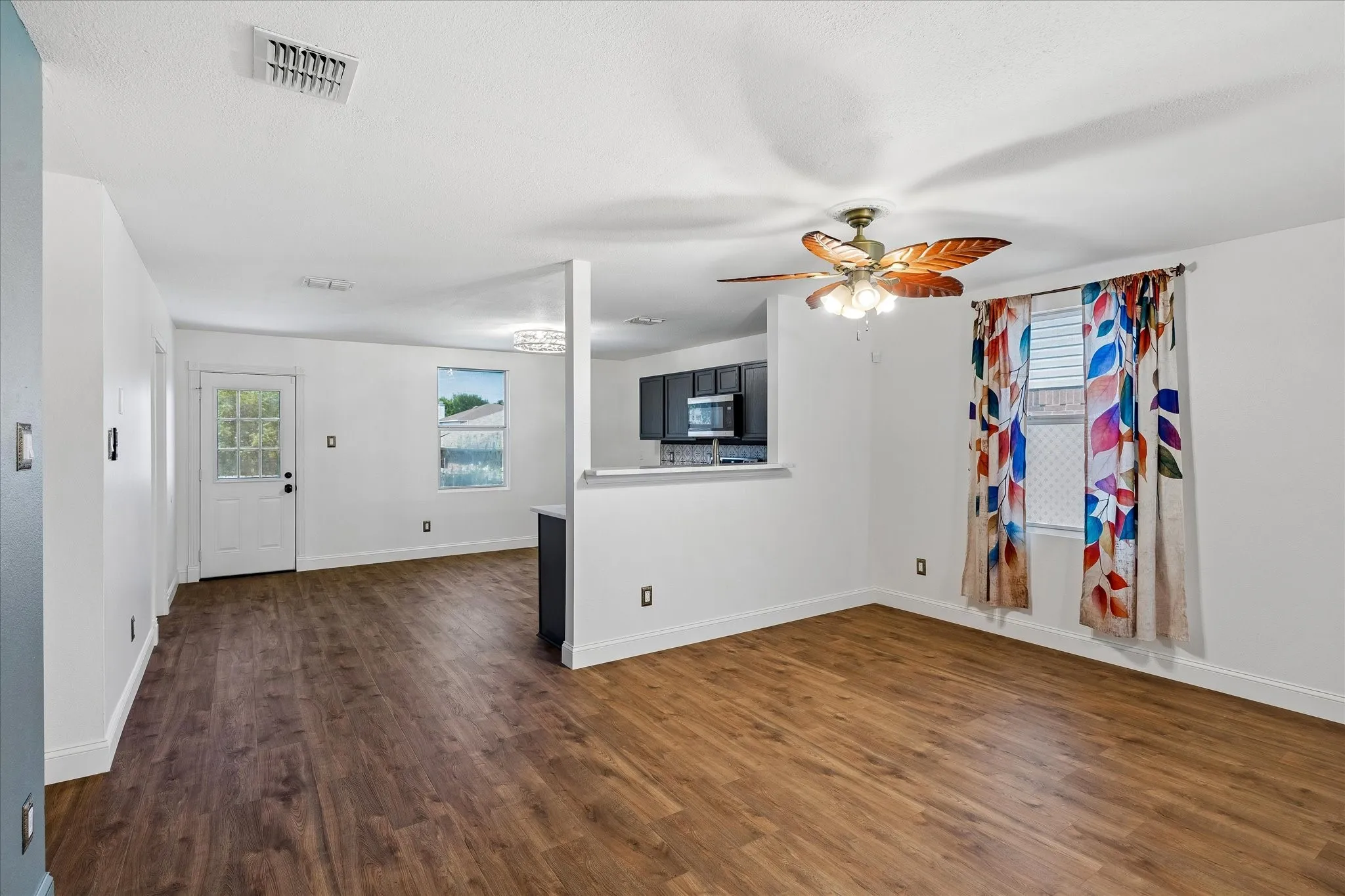 Single Family Residence For Sale in Denton County , 3525 Lipizzan Drive, Denton, Texas 76210, 3 Bedroom, 2 Bathroom, 2 Garage spaces, 1,701 Sqft, built in 2004, mls#21329731, Real Estate Agent in Denton, Homes For Sale in Denton county, Homes For Sale in Denton, Realtor in Denton Texas, Real Estate Brokerage Independent Realty Texas, Luminita Cordes Realtor