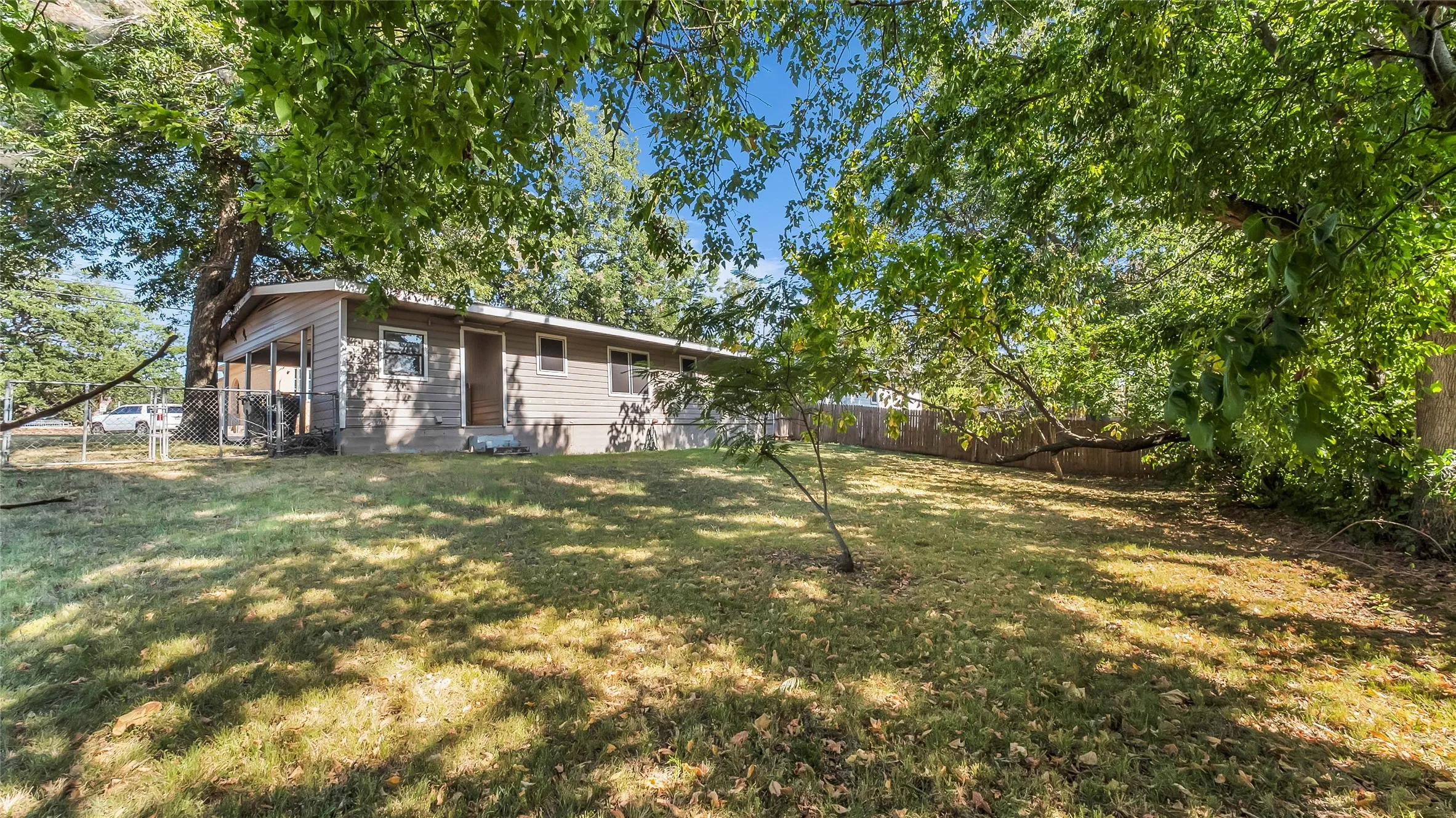 Single Family Residence For Rent in Grayson County , 501 S Perry Street, Denison, Texas 75020, 3 Bedroom, 1 Bathroom, Garage spaces, 1,050 Sqft, built in 1950, mls#21331434, Real Estate Agent in Denison, Homes For Rent in Grayson county, Homes For Rent in Denison, Realtor in Denison Texas, Real Estate Brokerage Independent Realty Texas, Luminita Cordes Realtor