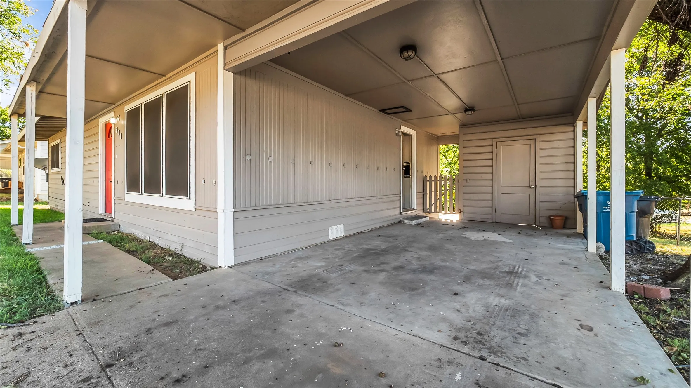Single Family Residence For Rent in Grayson County , 501 S Perry Street, Denison, Texas 75020, 3 Bedroom, 1 Bathroom, Garage spaces, 1,050 Sqft, built in 1950, mls#21331434, Real Estate Agent in Denison, Homes For Rent in Grayson county, Homes For Rent in Denison, Realtor in Denison Texas, Real Estate Brokerage Independent Realty Texas, Luminita Cordes Realtor